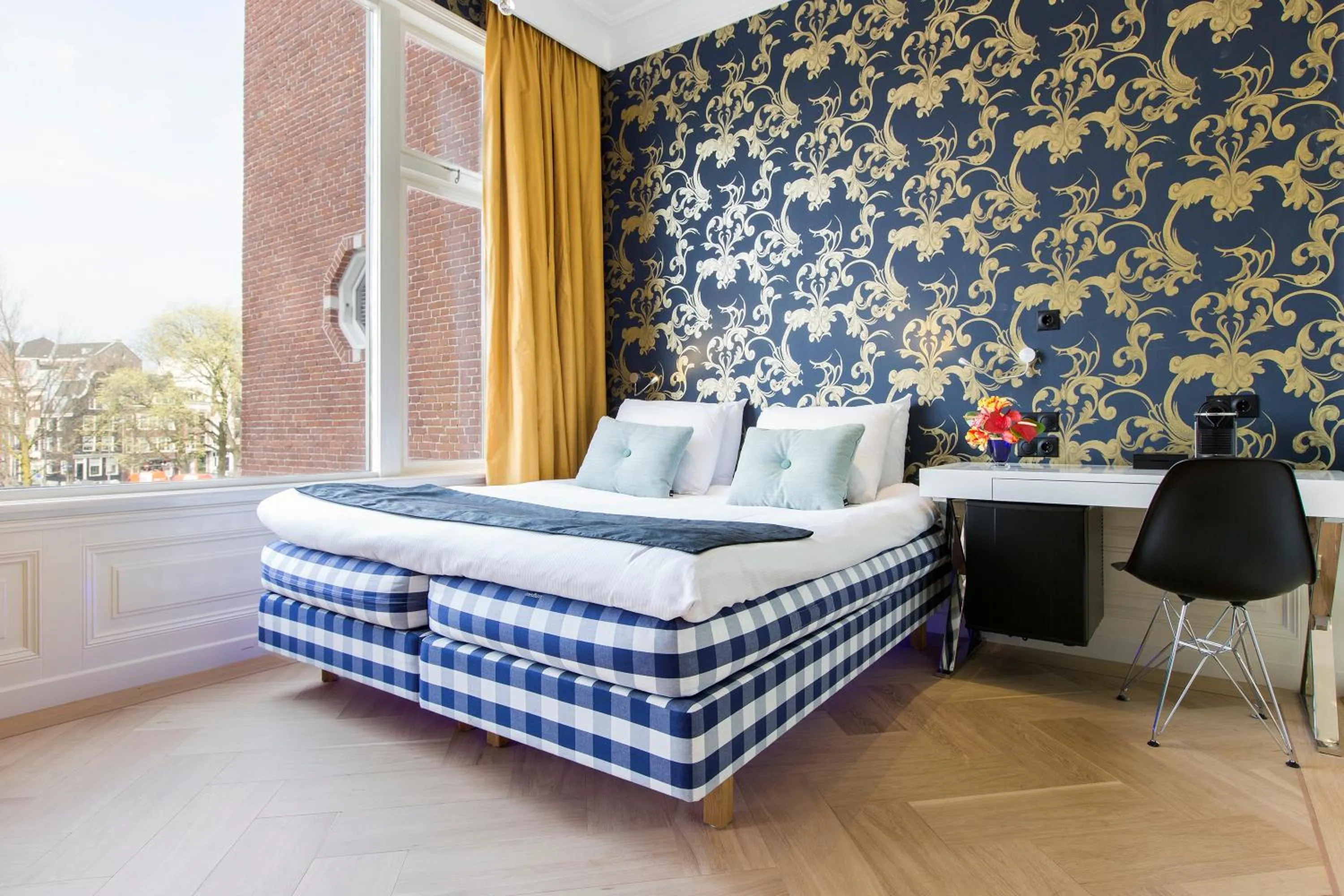 Deluxe Quadruple Room in Amsterdam Canal Hotel