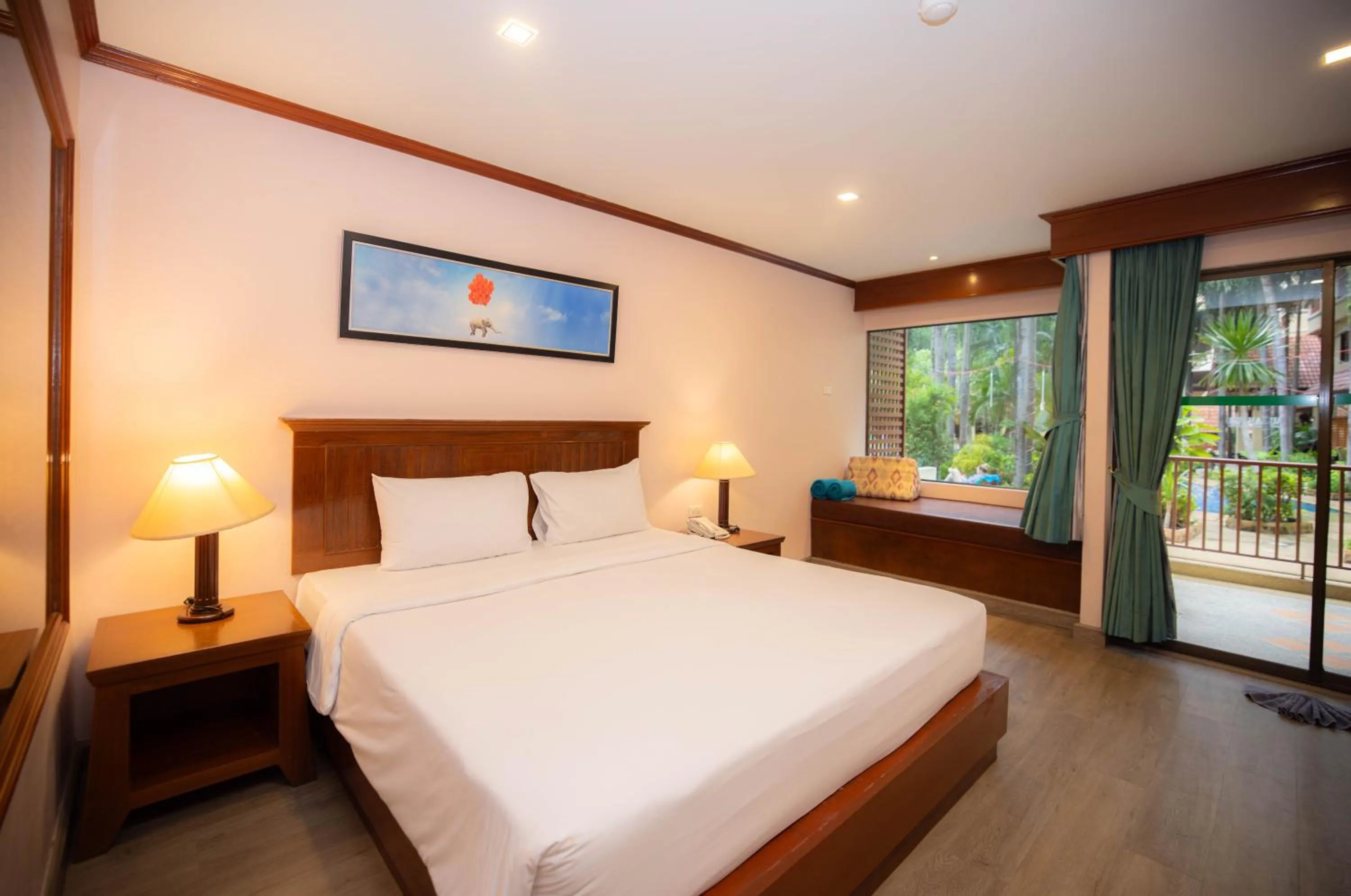 Poolside Access King Room in Baumanburi Hotel Patong