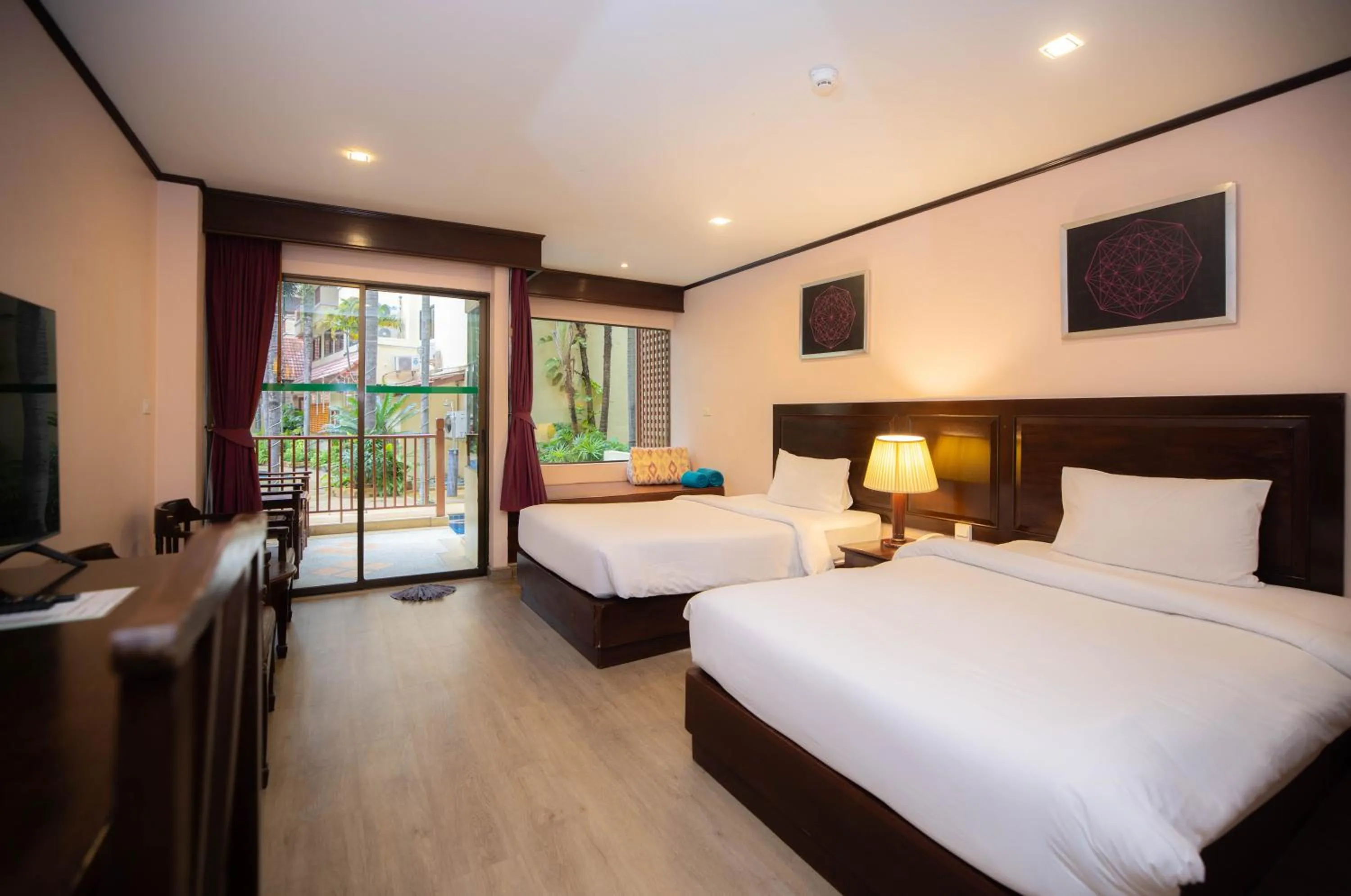 Poolside Access Twin Room in Baumanburi Hotel Patong