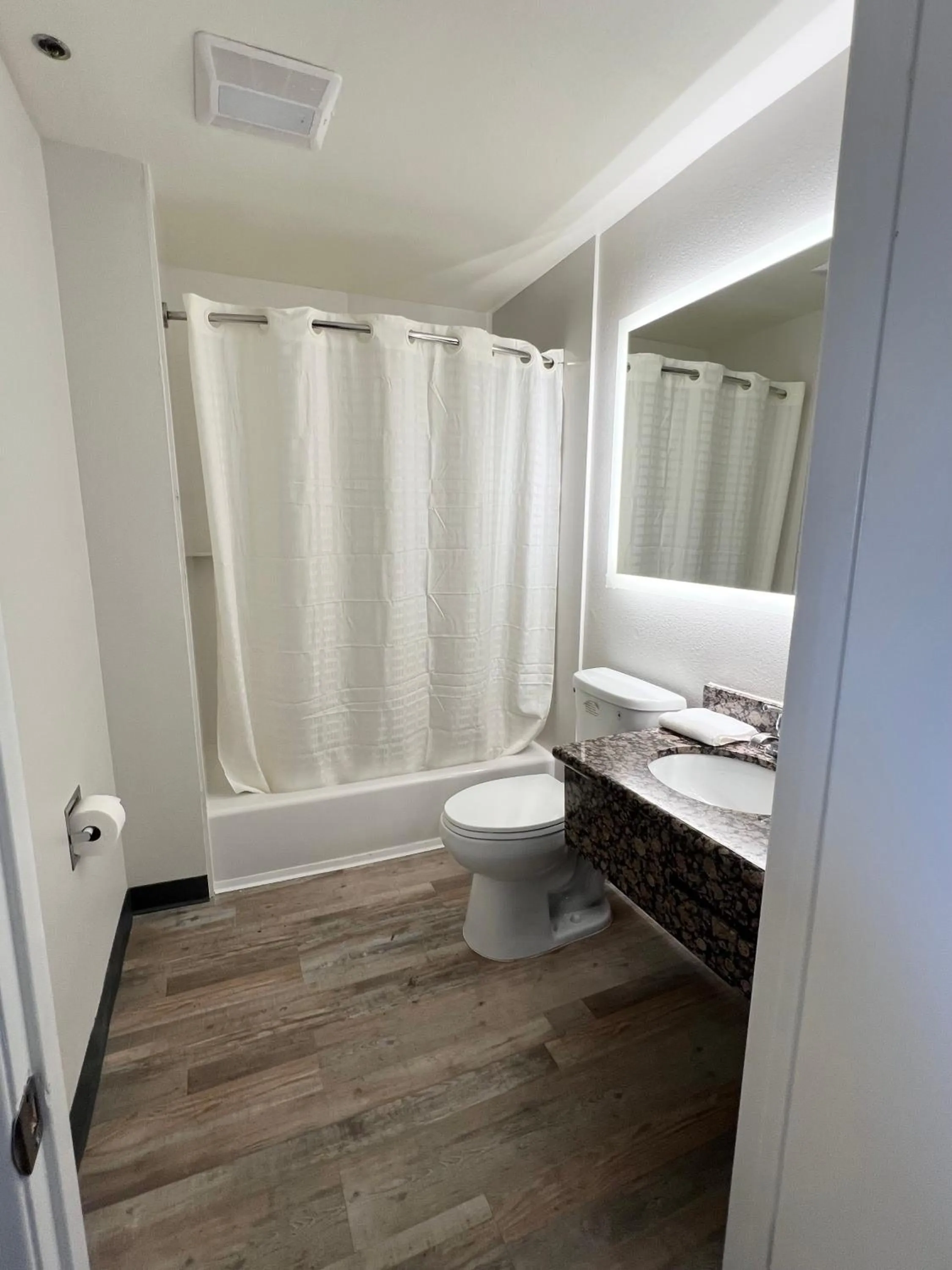 Deluxe King Room in Cloud 9 Inn LAX