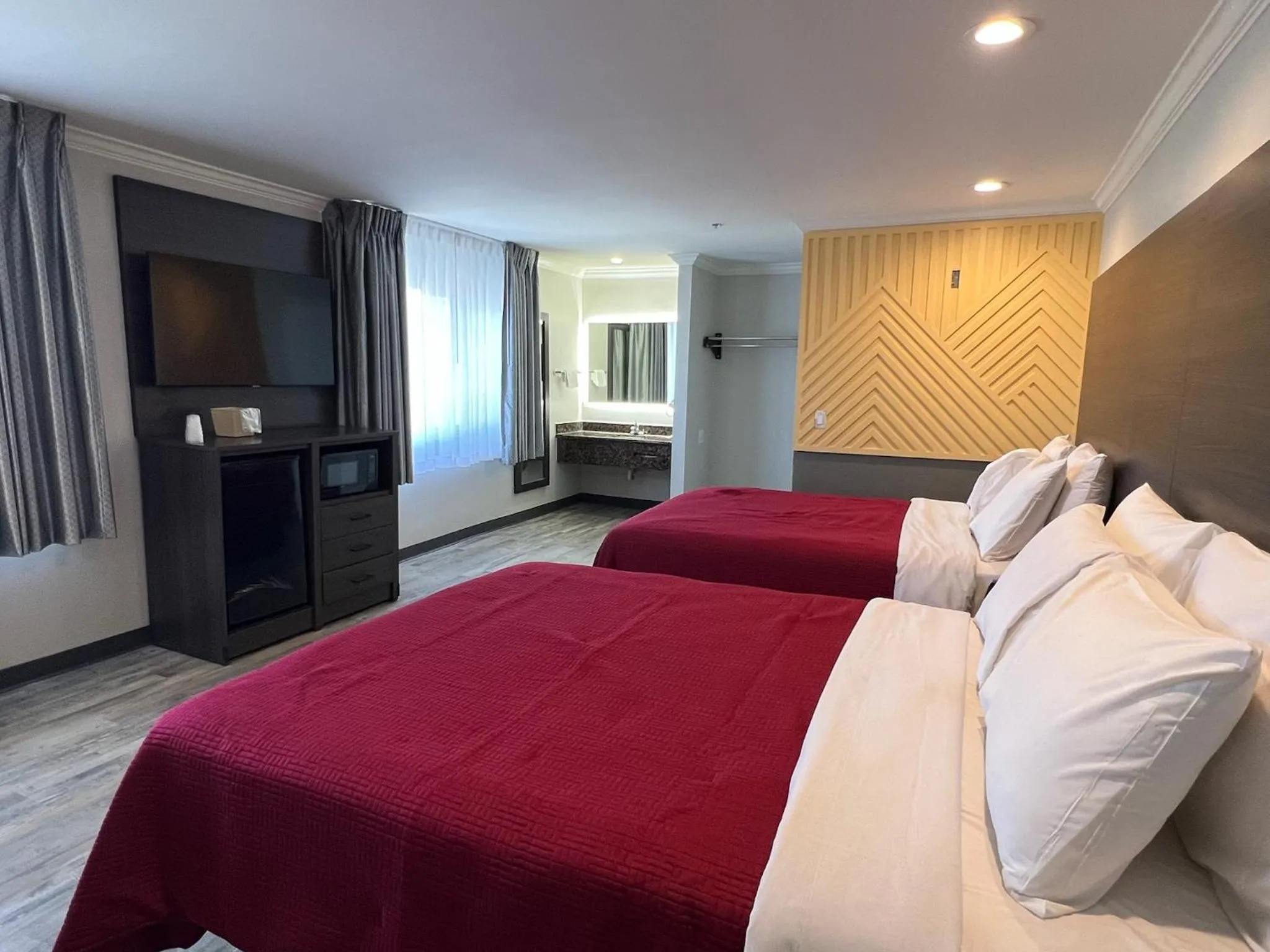 Deluxe Queen Room with Two Queen Beds in Cloud 9 Inn LAX