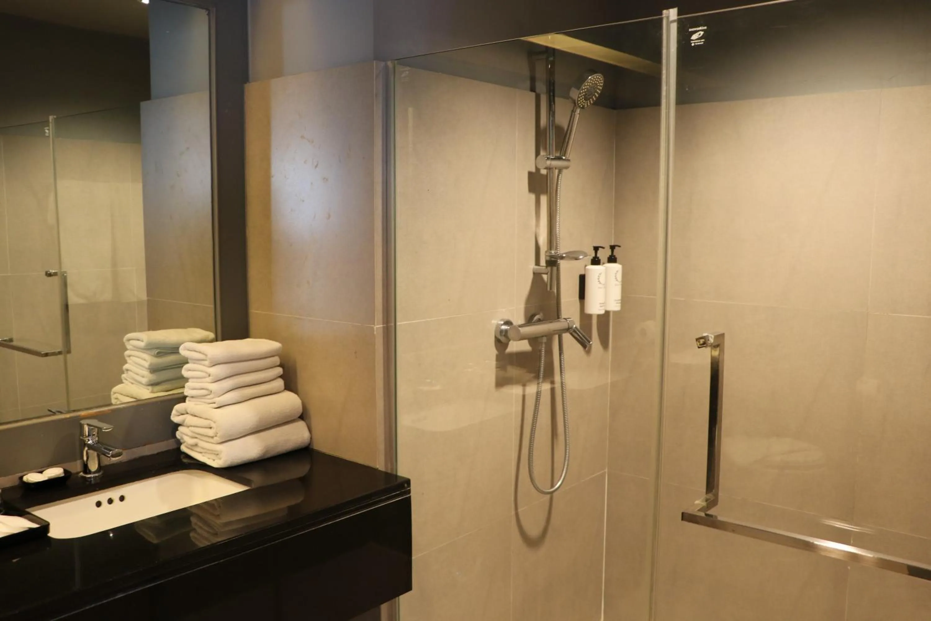 Deluxe Twin Room in Journeyhub Pattaya Central