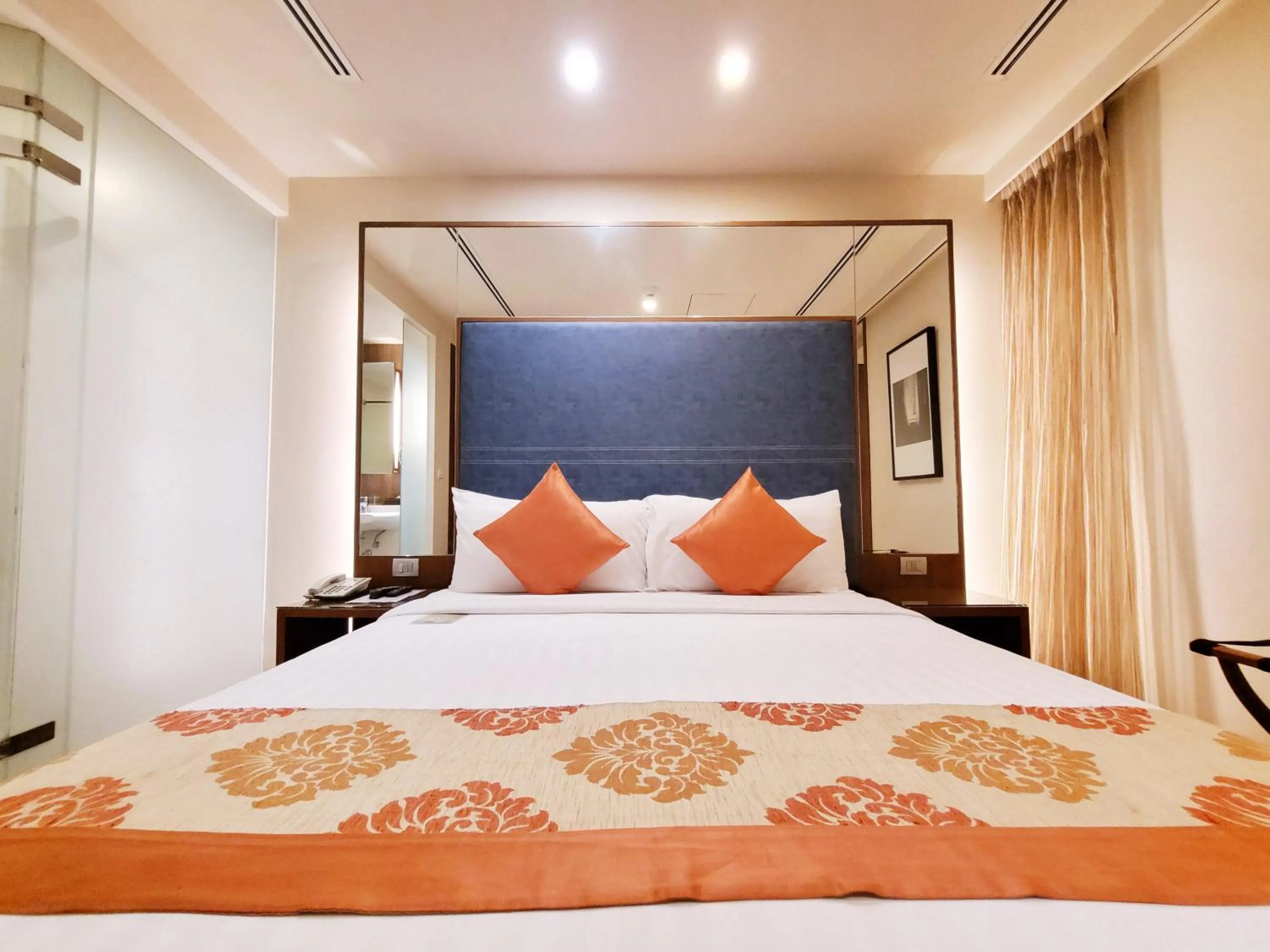 Amber Deluxe King  Room  in On 8 Sukhumvit Nana Bangkok