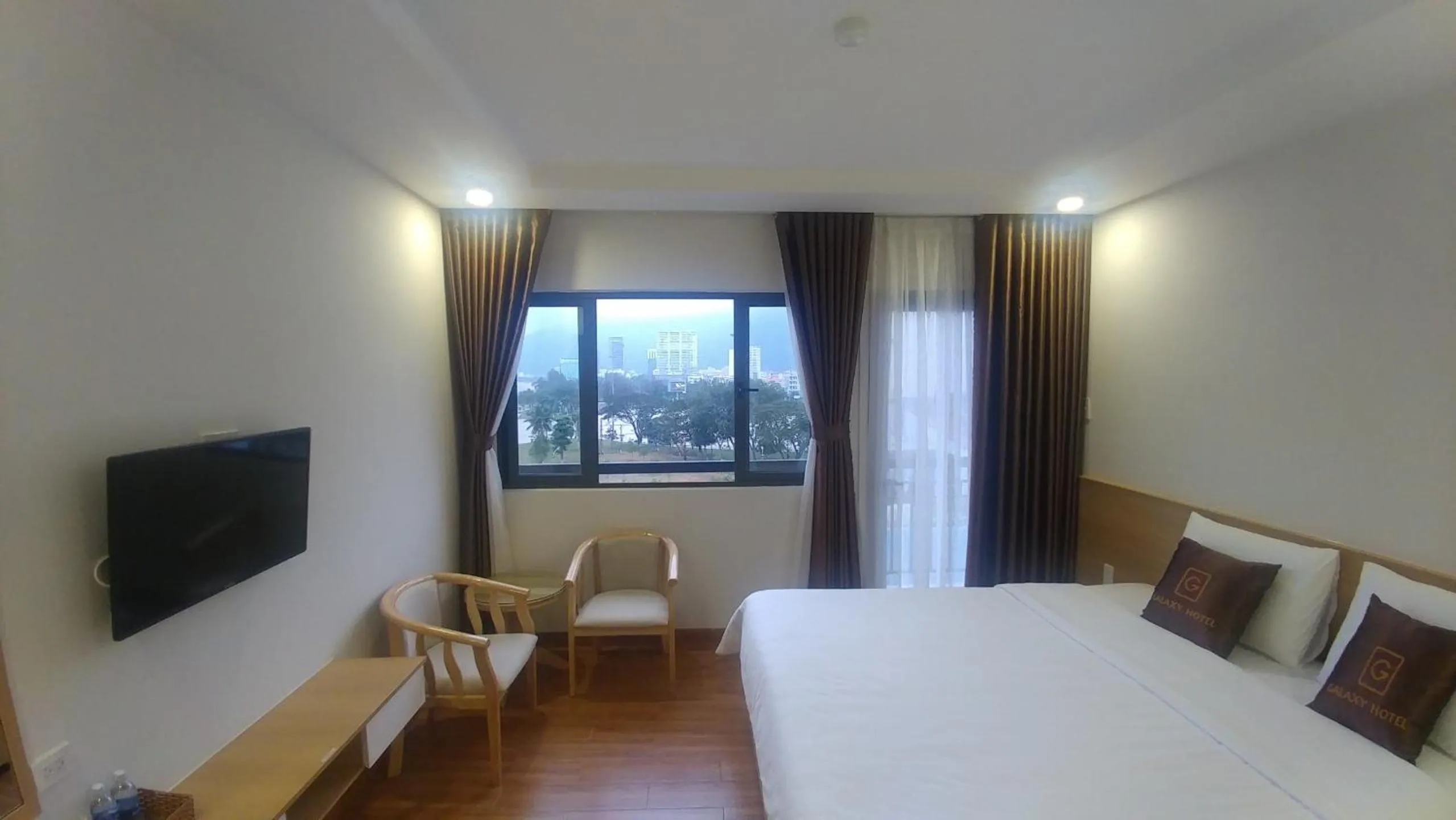 Deluxe King Room in Galaxy Hotel