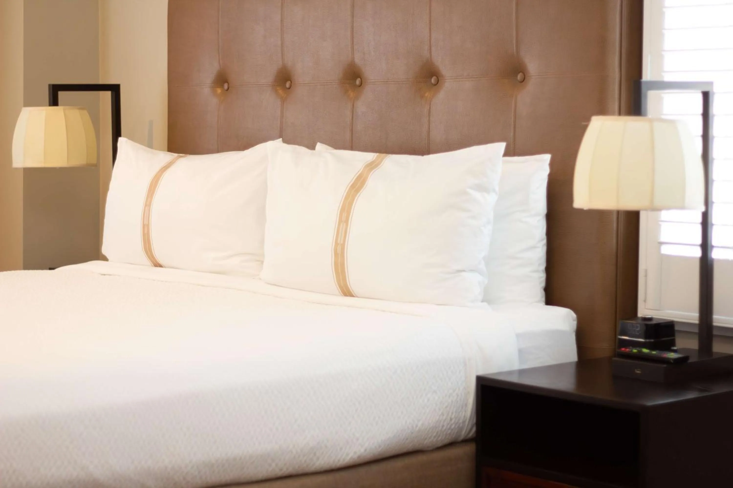 Deluxe King Room with Bathtub - Mobility/Hearing Accessible in Hotel Petaluma, Tapestry Collection by Hilton