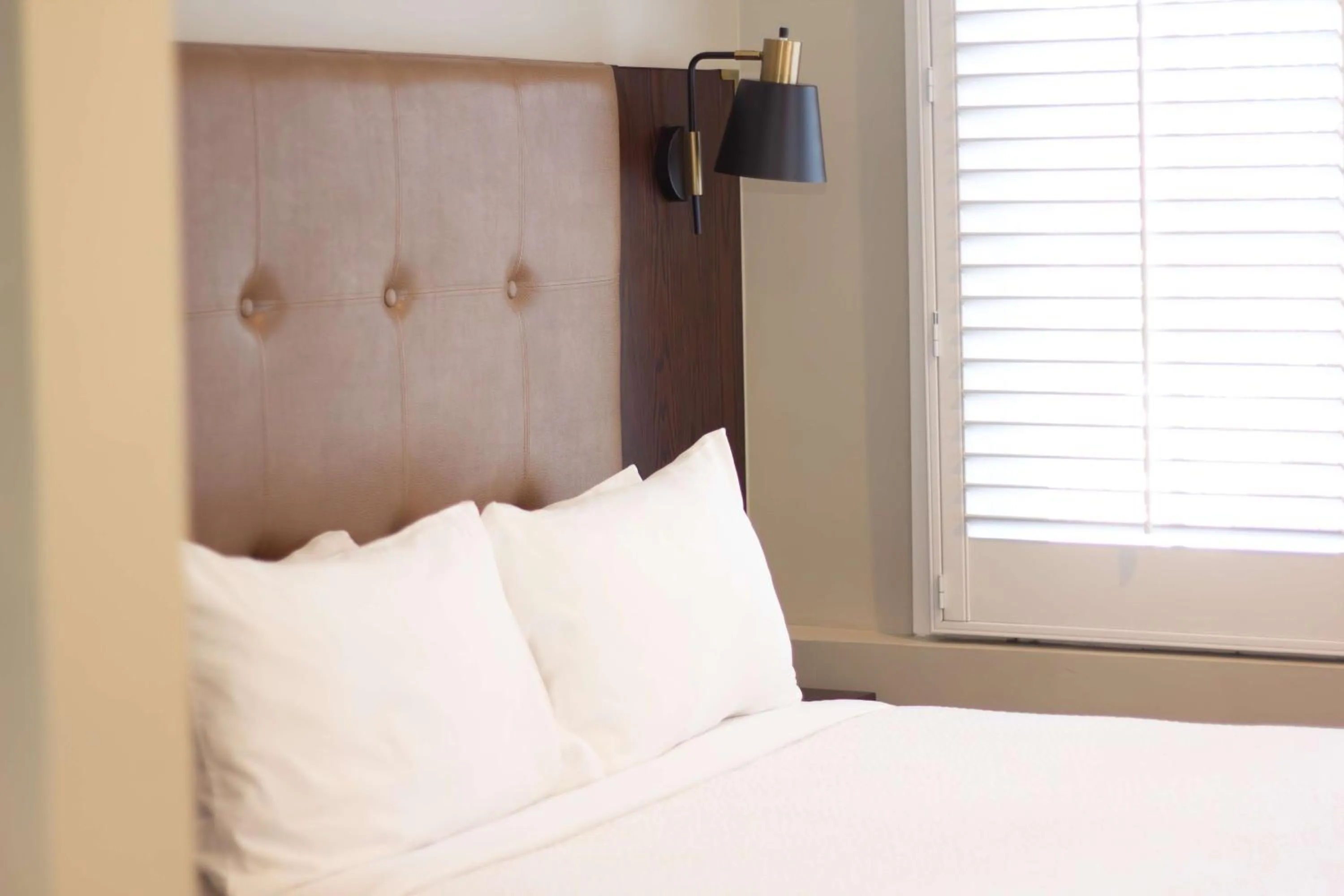 Deluxe Queen Room in Hotel Petaluma, Tapestry Collection by Hilton