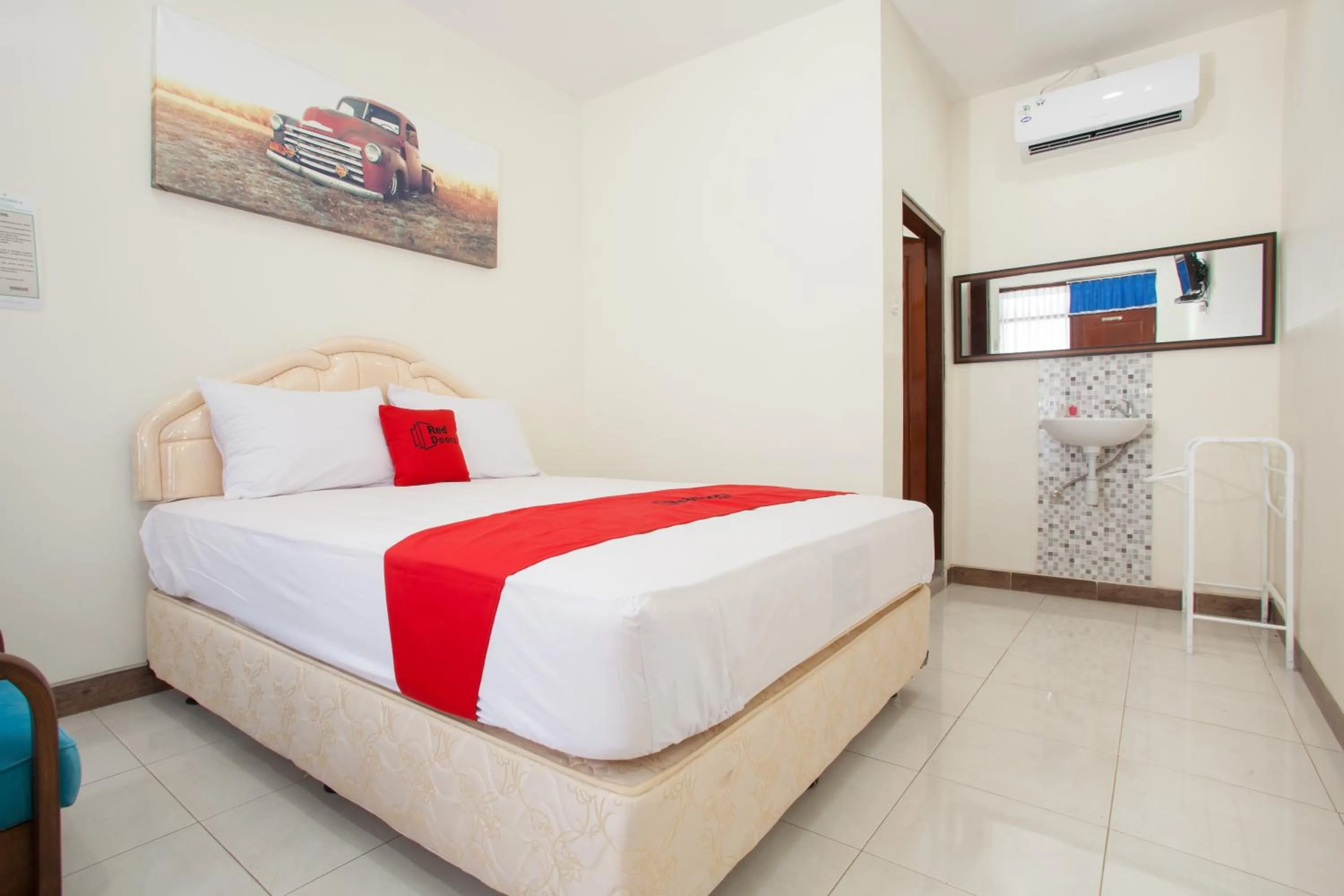 Deluxe Double Room in RedDoorz @ Panglima Sudirman Probolinggo