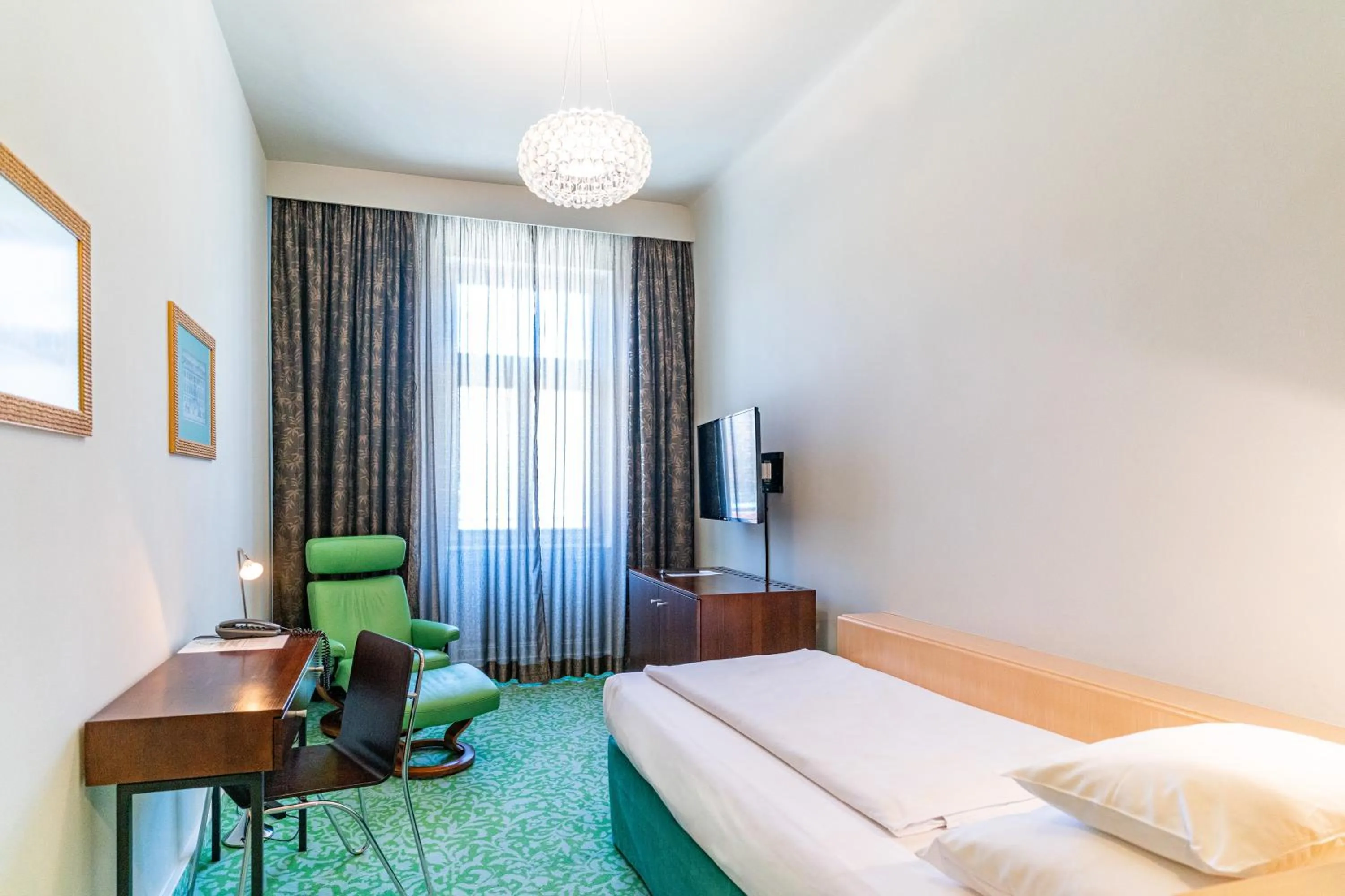 Single Room with Bath in Hotel König von Ungarn