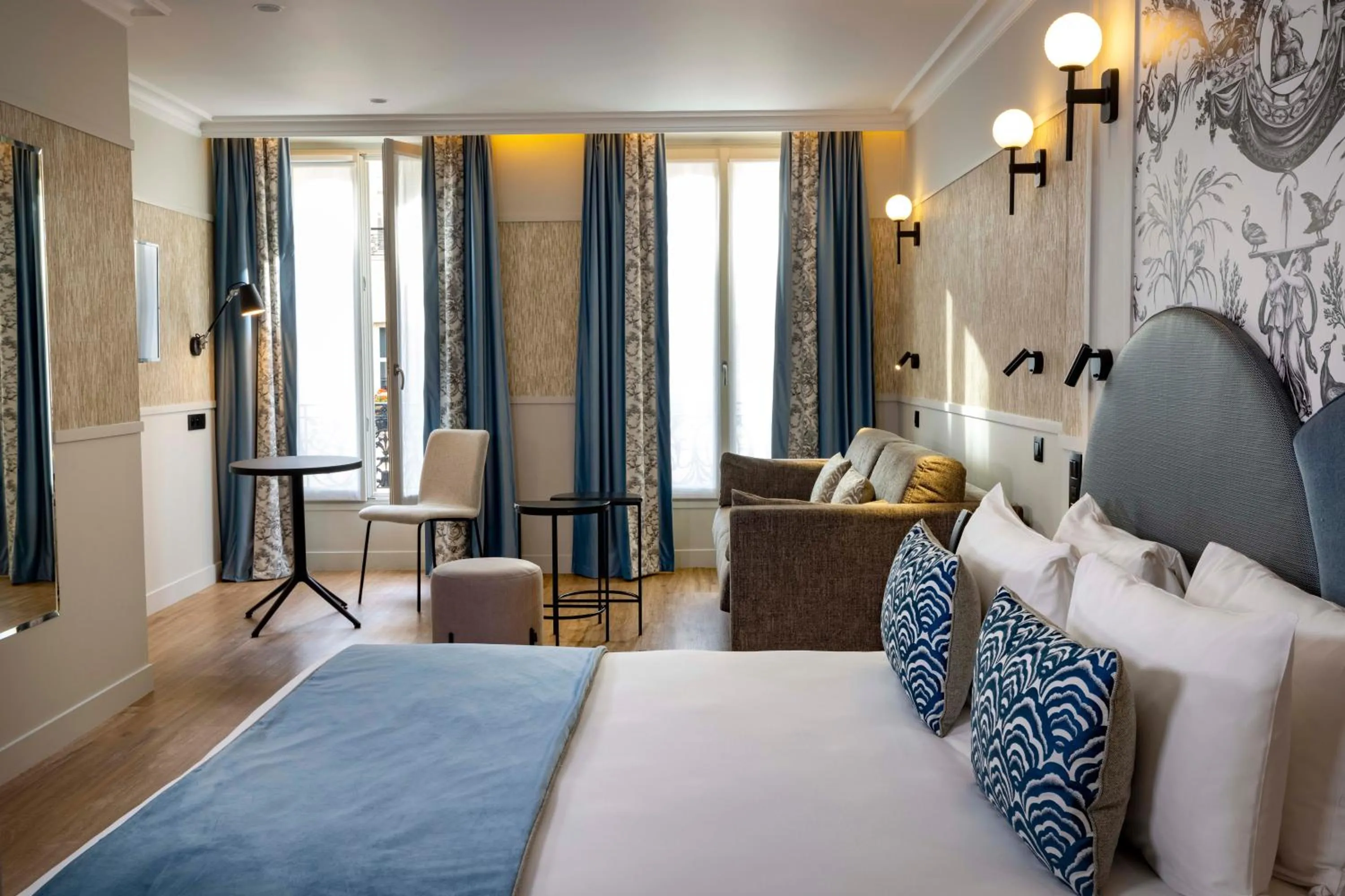 Prestige  Quadruple Suite with bath and street side in Grand Hôtel Lévêque