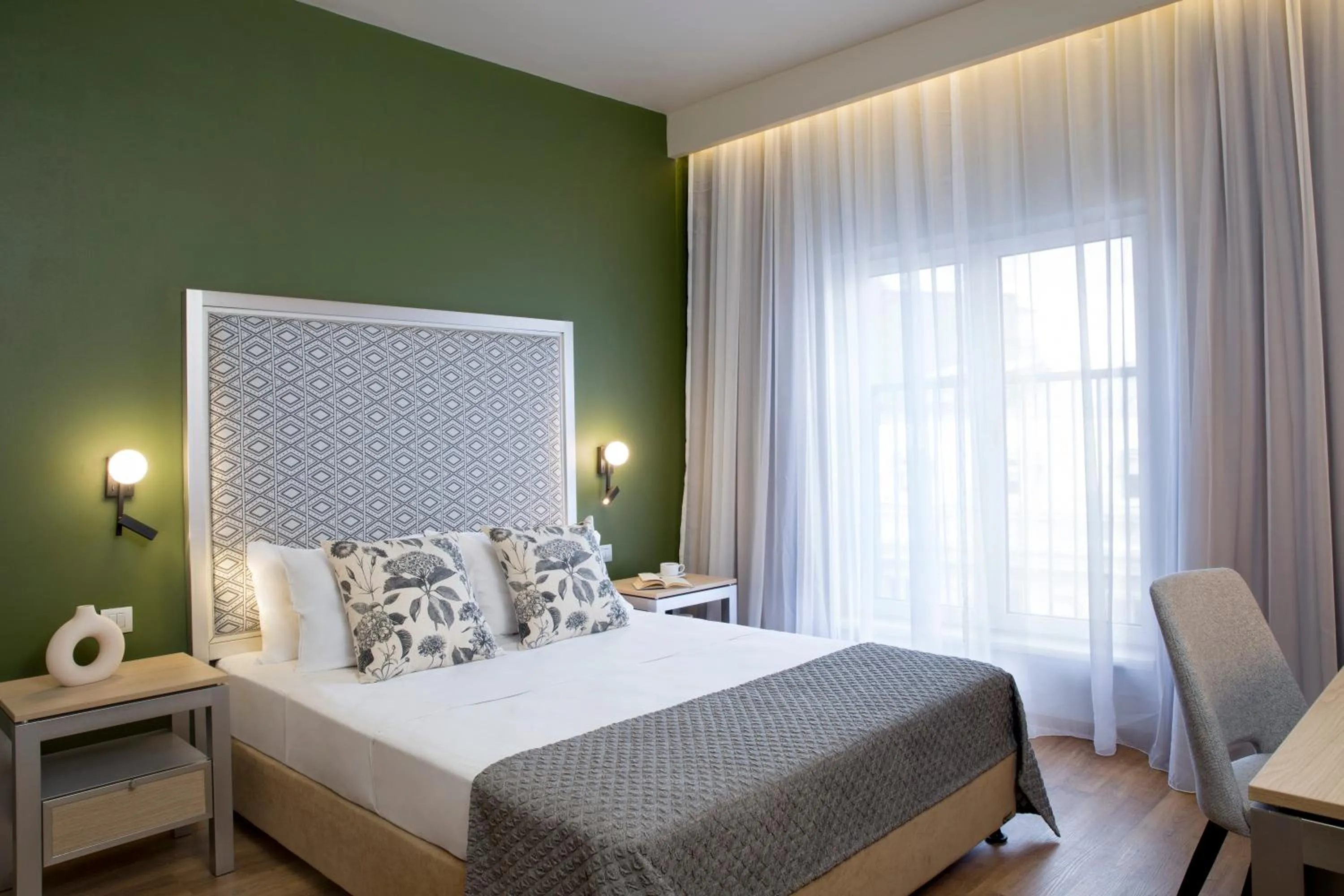 Standard Queen Room in Central Hotel, Trademark Collection by Wyndham