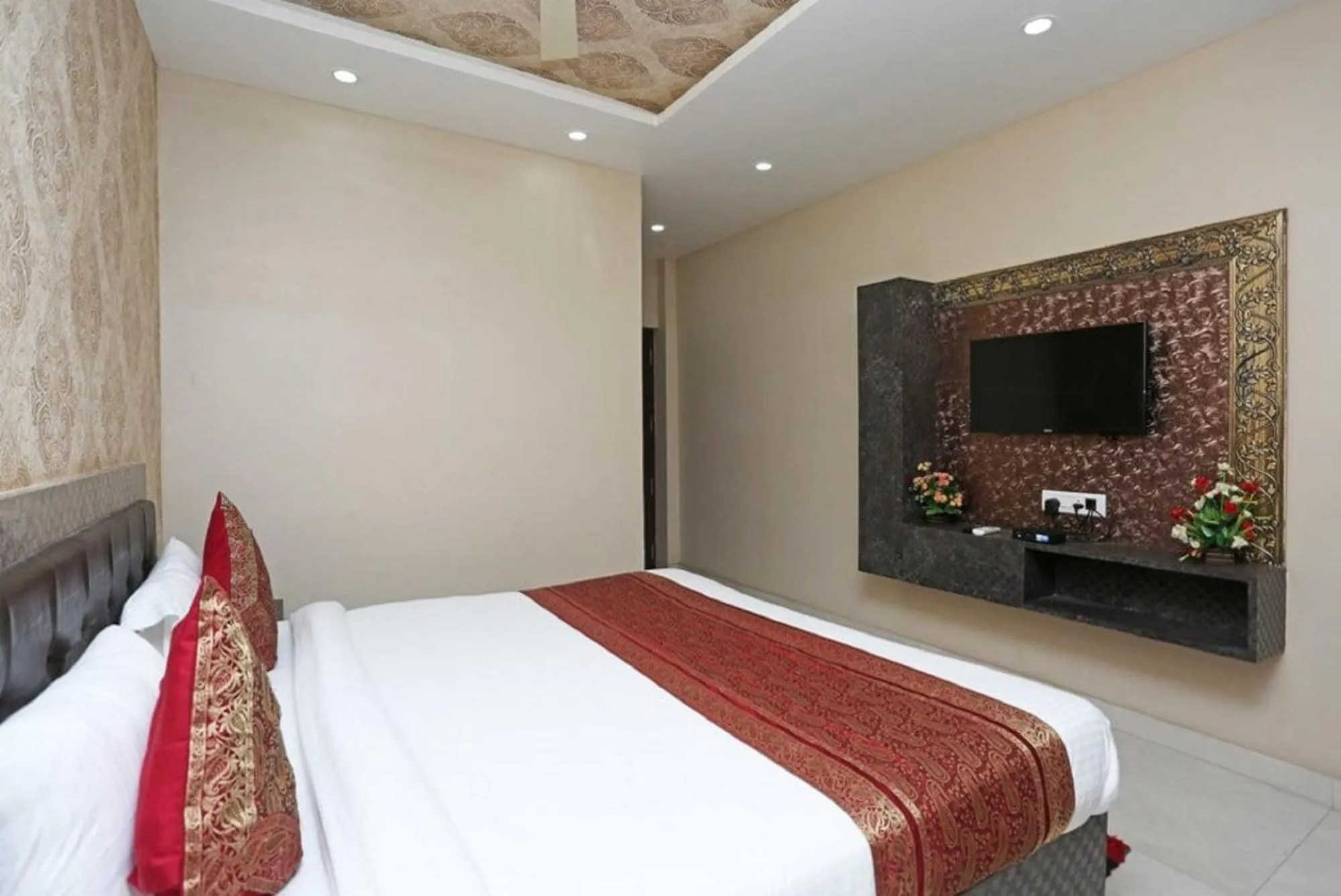 Deluxe Double Room in Hotel Aadesh Palace