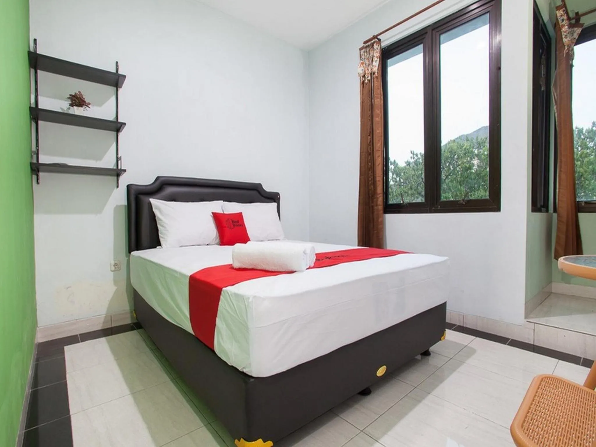 Double Room in RedDoorz Syariah near DBL Arena 2