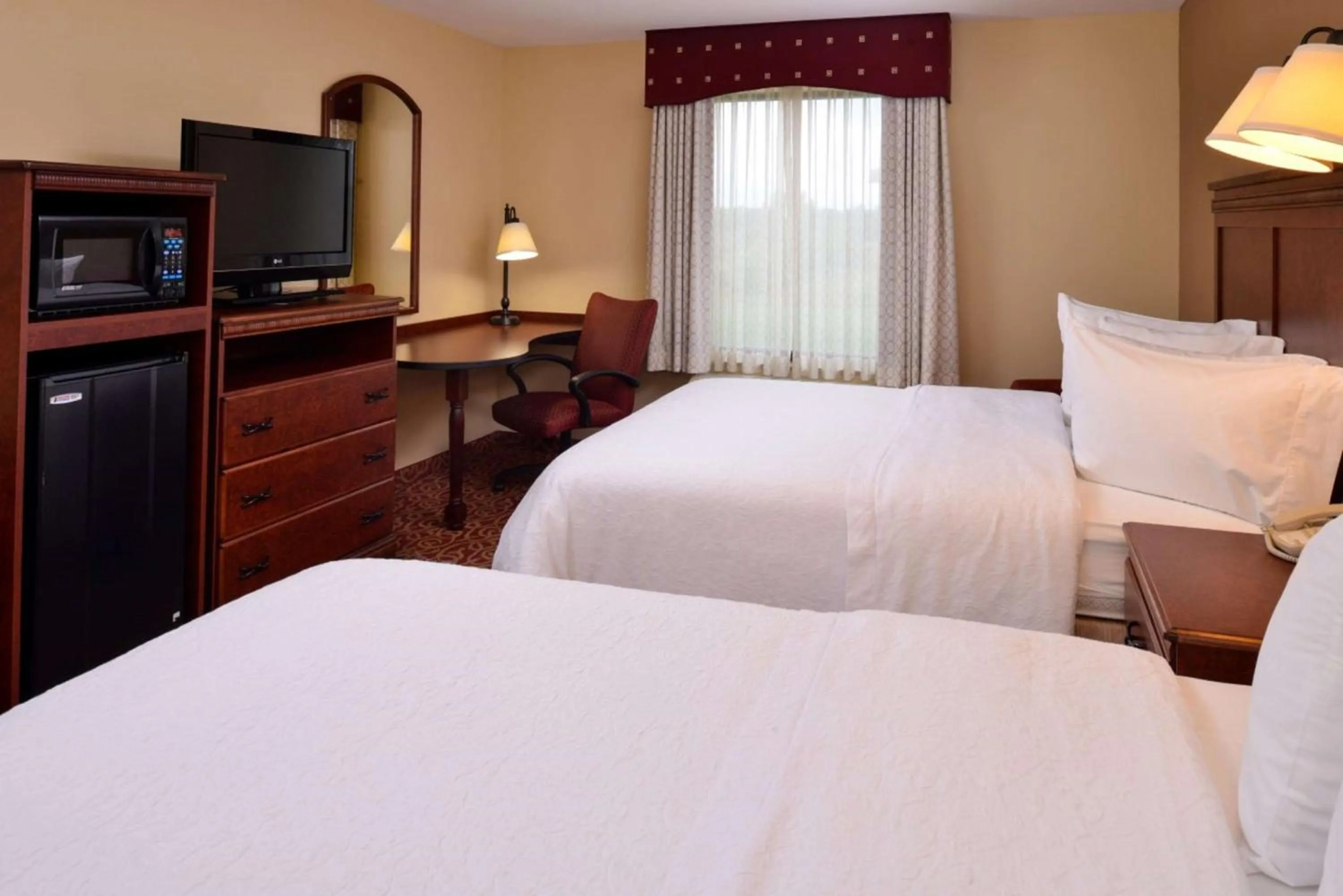 Queen Room with Two Queen Beds - Smoking in Hampton By Hilton Lincoln