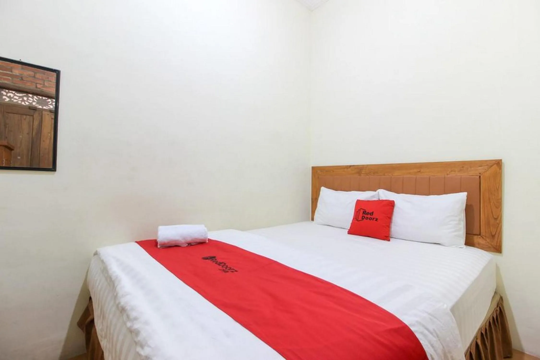 Double Room in RedDoorz near AMIKOM Yogyakarta 2