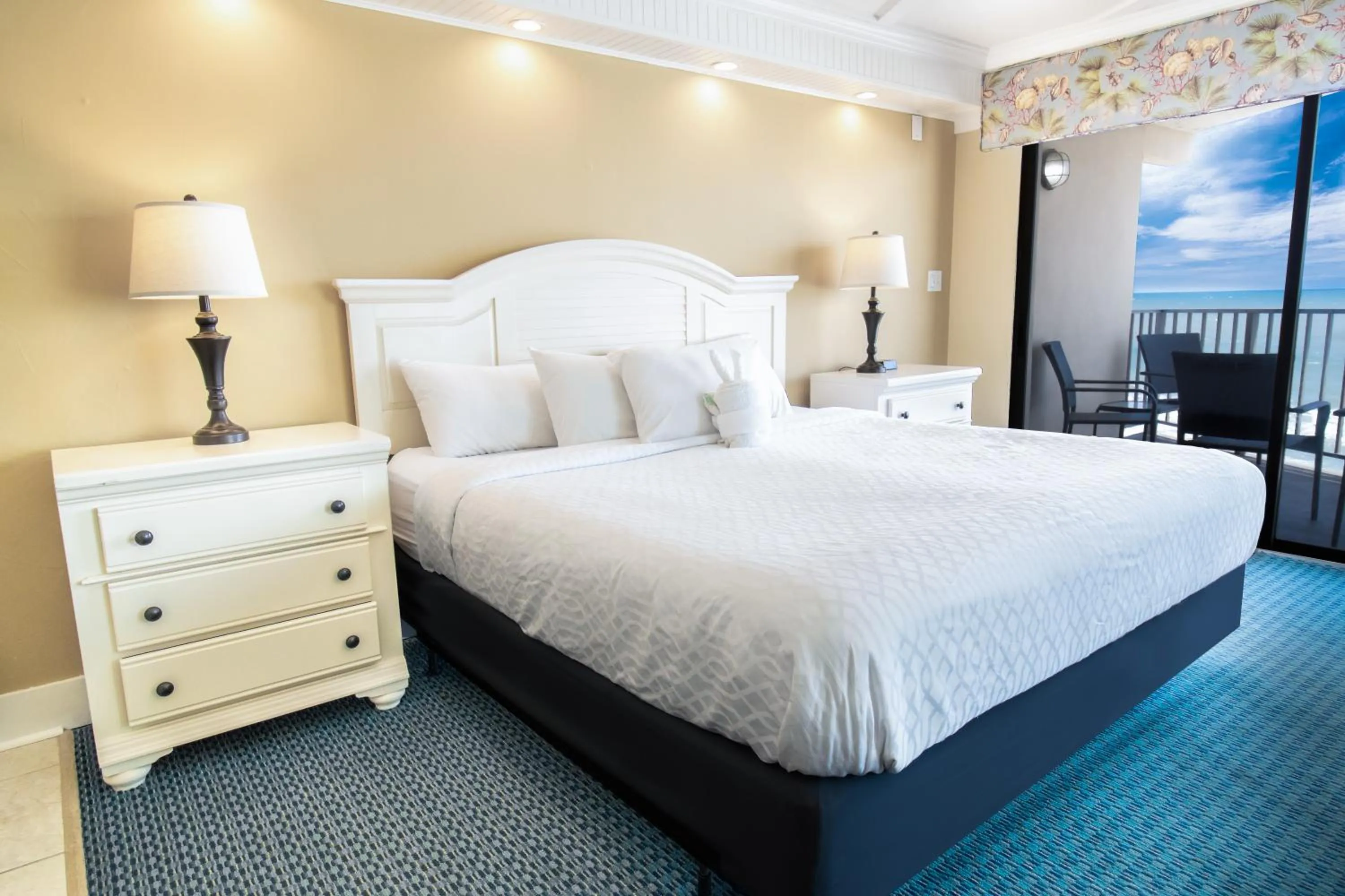 Oceanfront Tower Deluxe King Room in Oceanfront Litchfield Inn