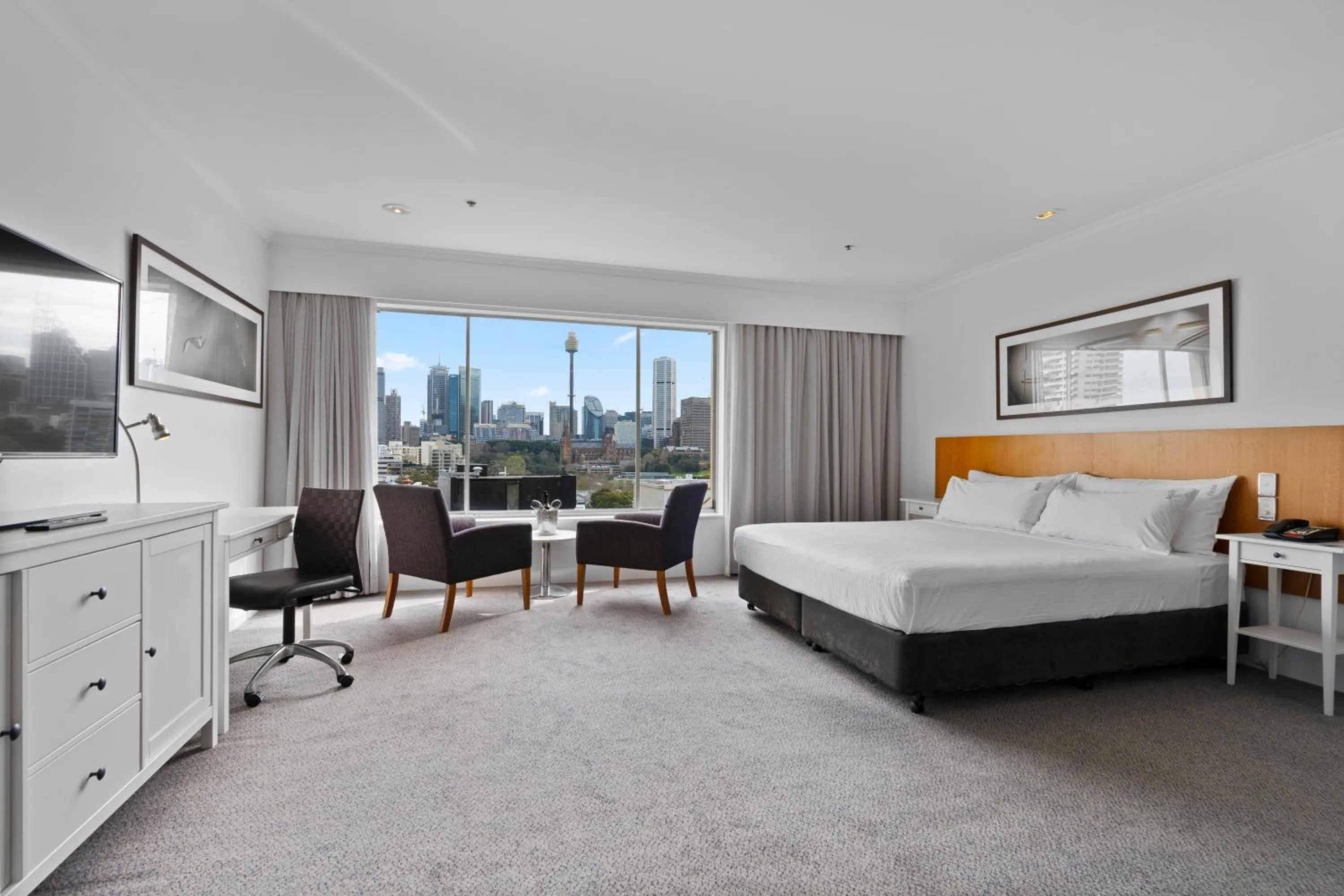 One-Bedroom King Suite with City View in Holiday Inn Sydney Potts Point