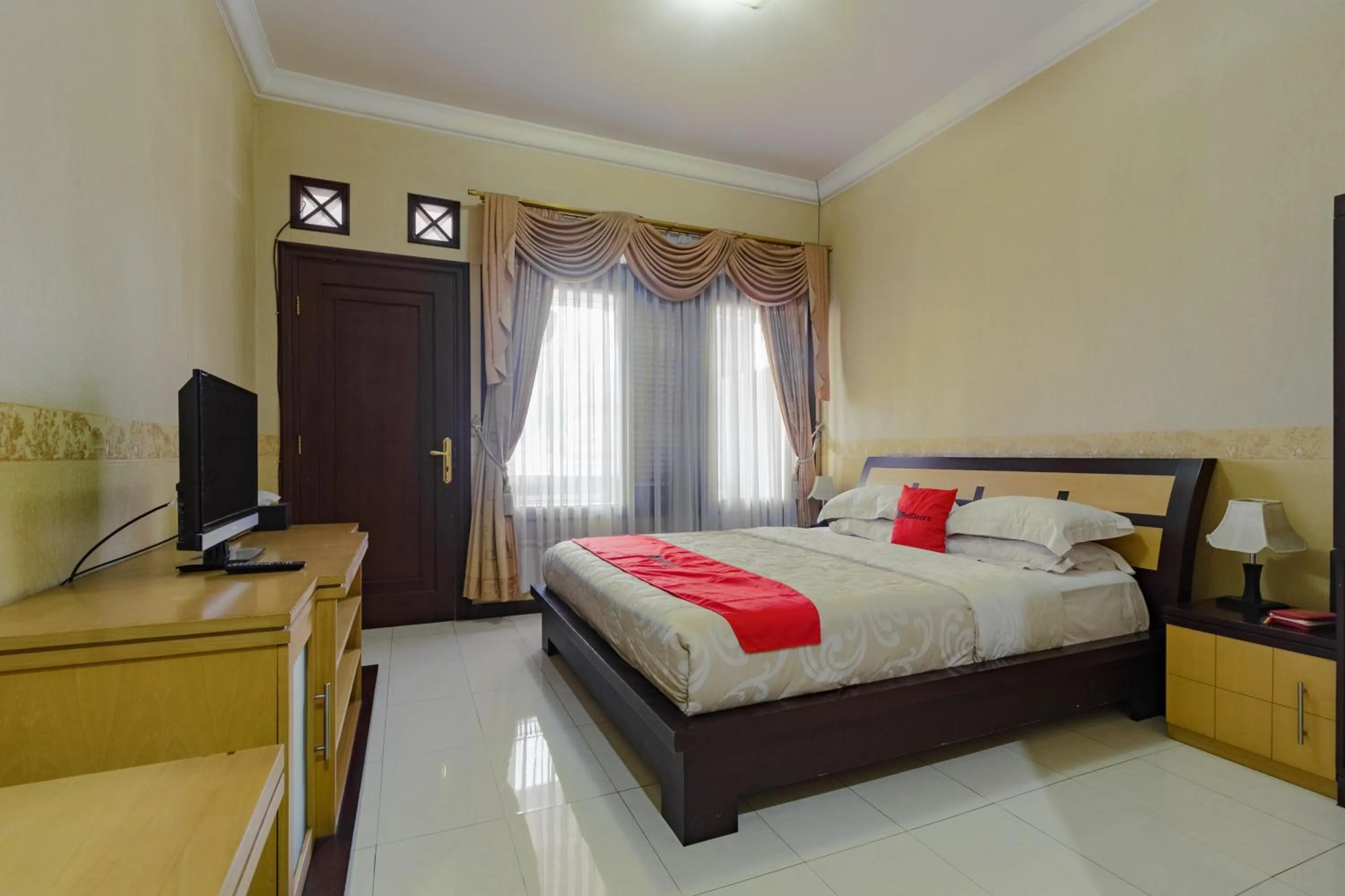 Deluxe Room in RedDoorz Syariah @ Cipanas