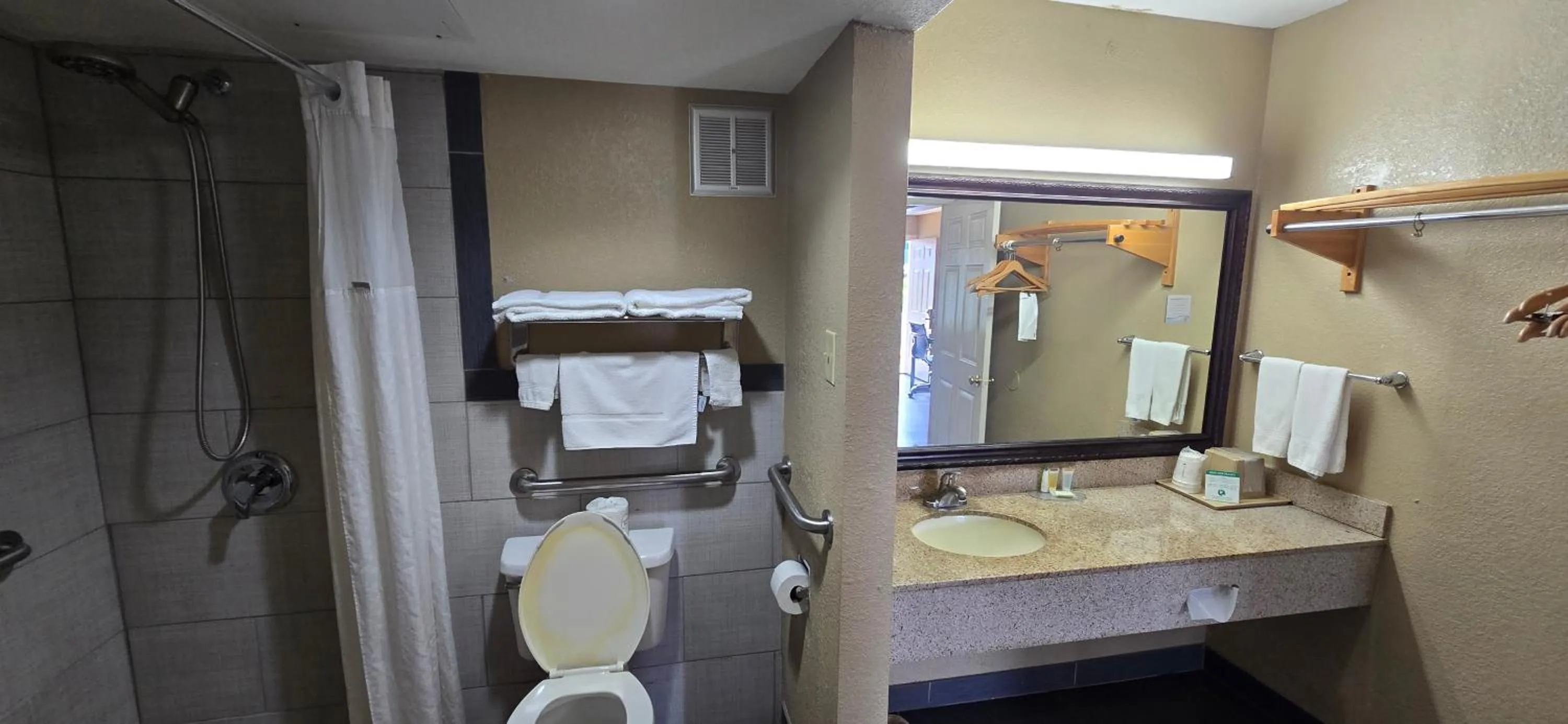 King Room with Roll-In Shower - Mobility/Hearing Accessible - Non-Smoking in Super 8 by Wyndham Kingsville