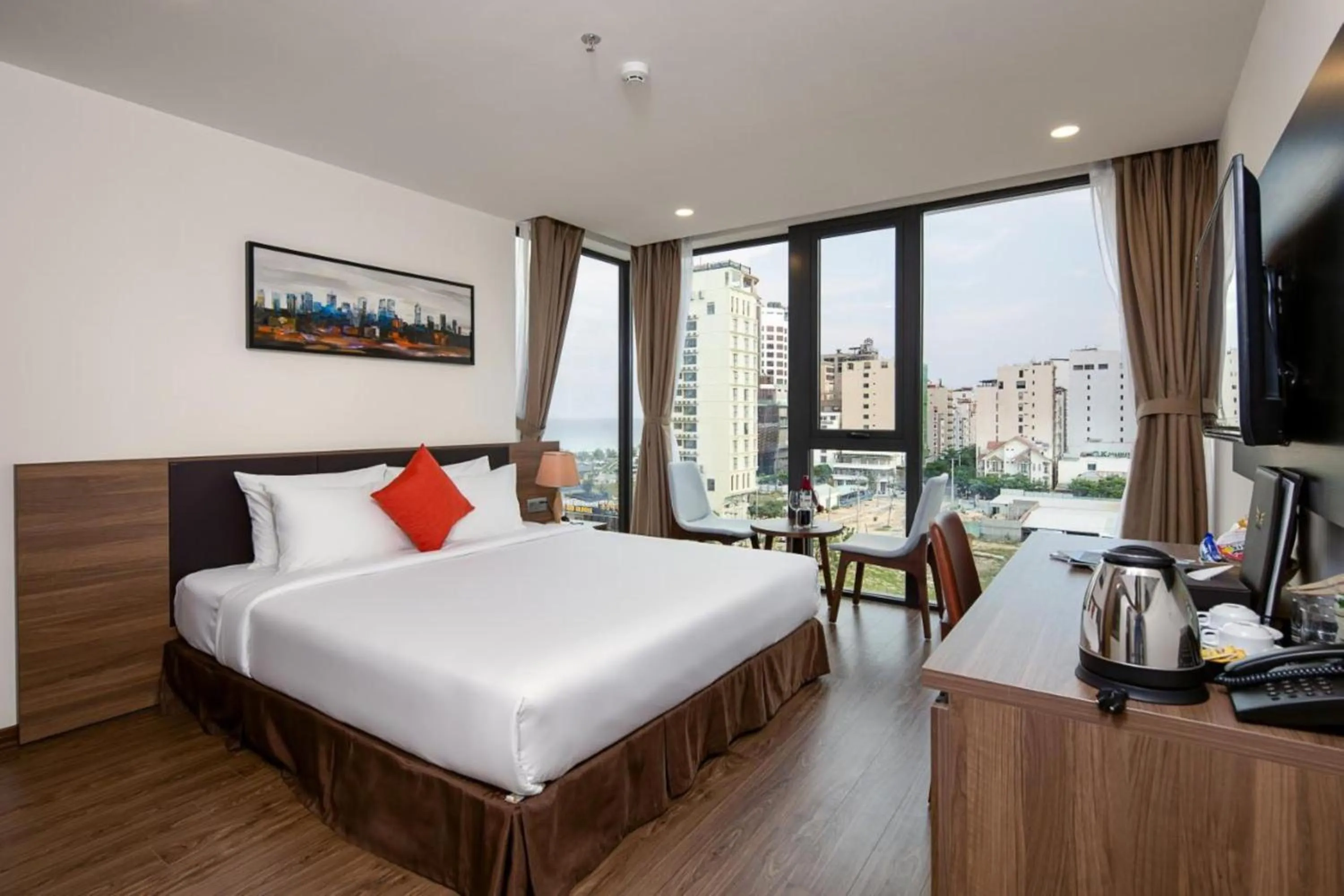 Suite with Bathtub and City view in Amunra Ocean Hotel