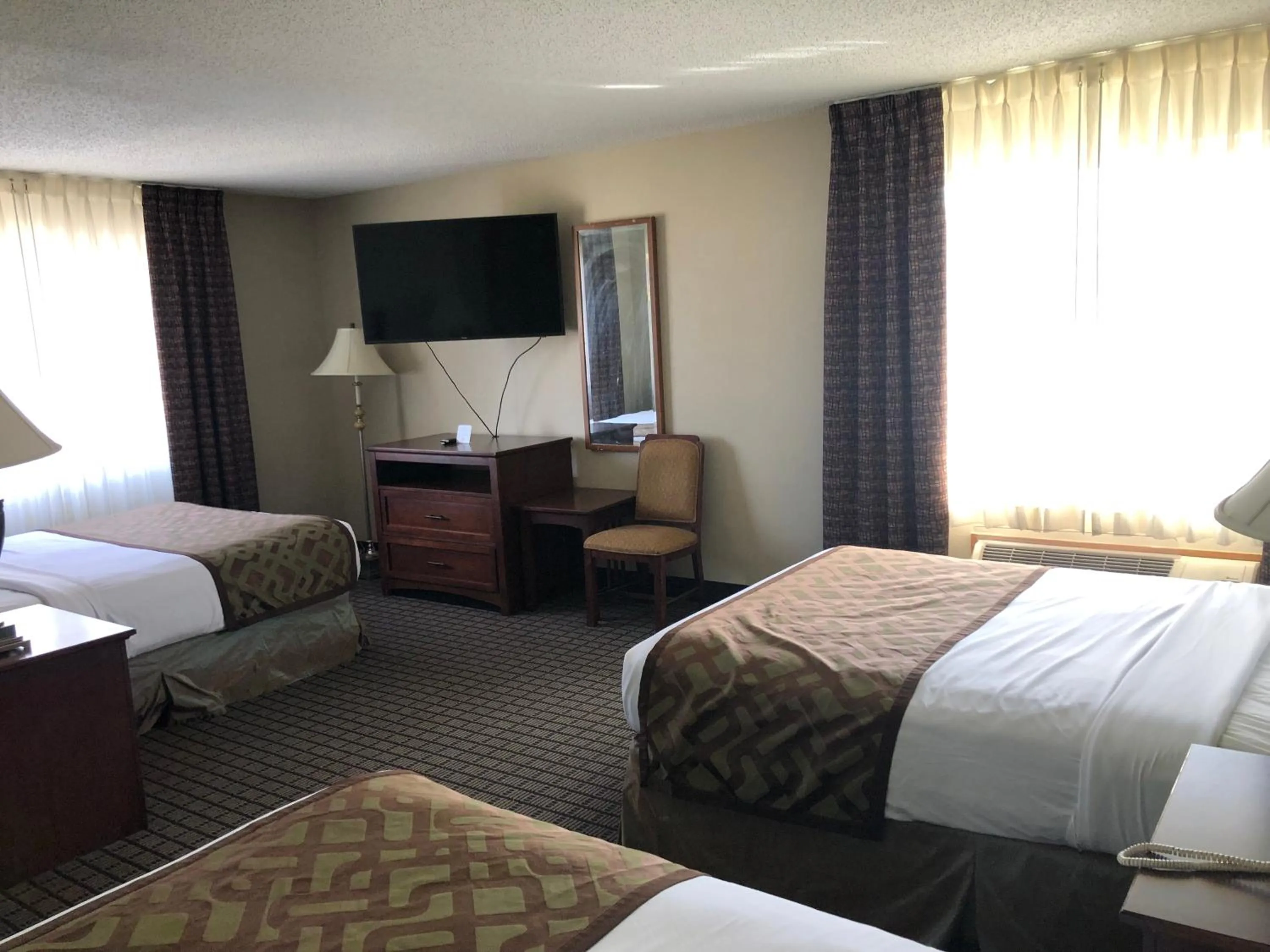 Triple Room in Regency Inn Geneseo IL I-80