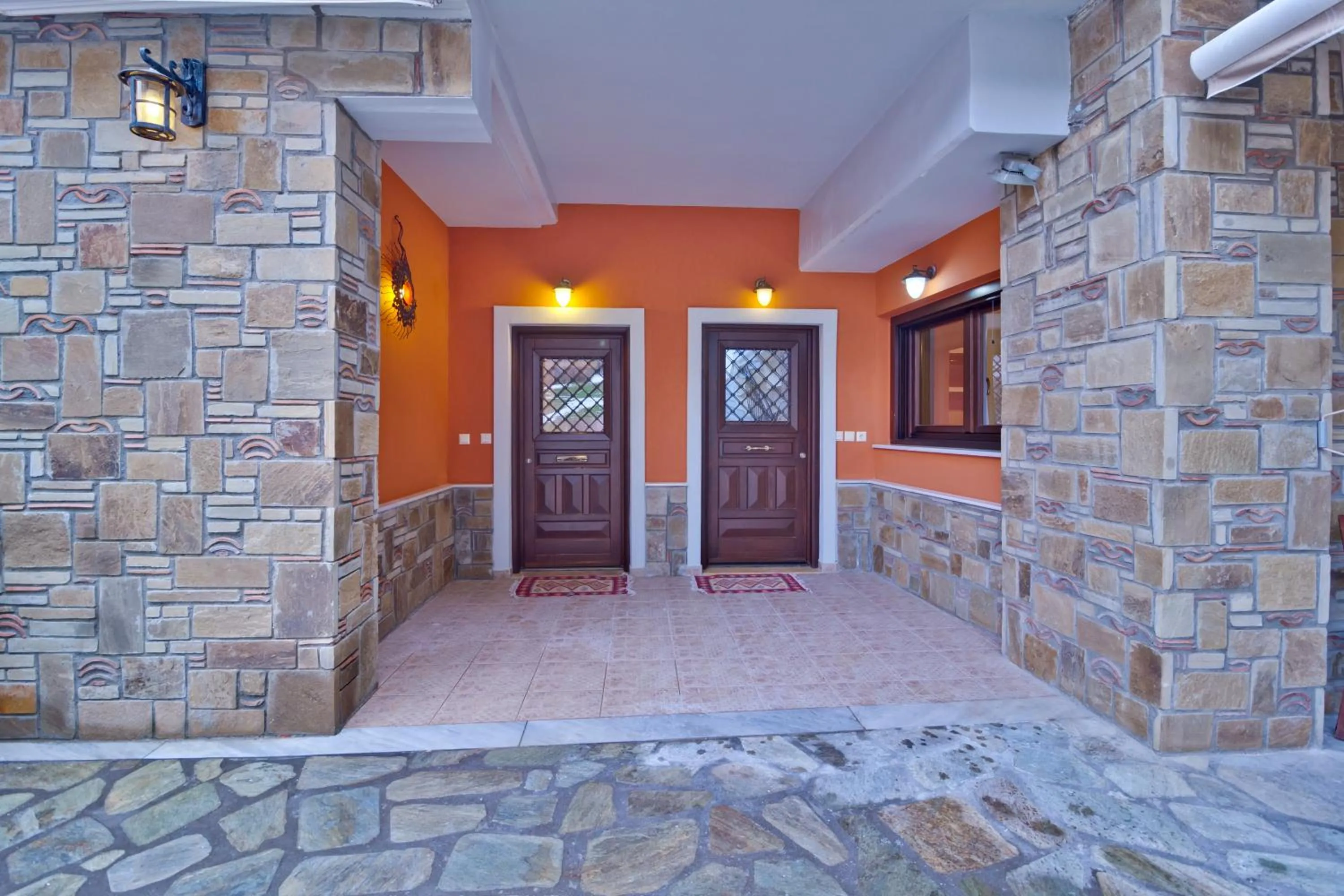 Family Apartment with Terrace and Side Meteora View in Alsos House