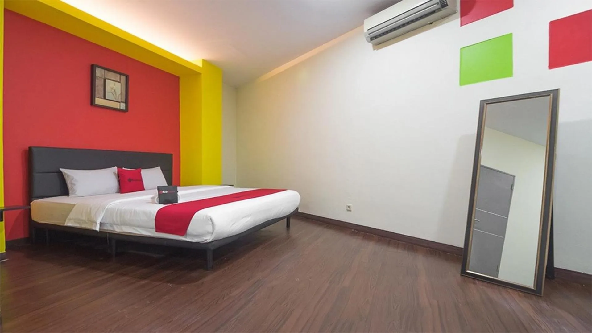 Deluxe Double Room in RedDoorz near ITC Mangga Dua
