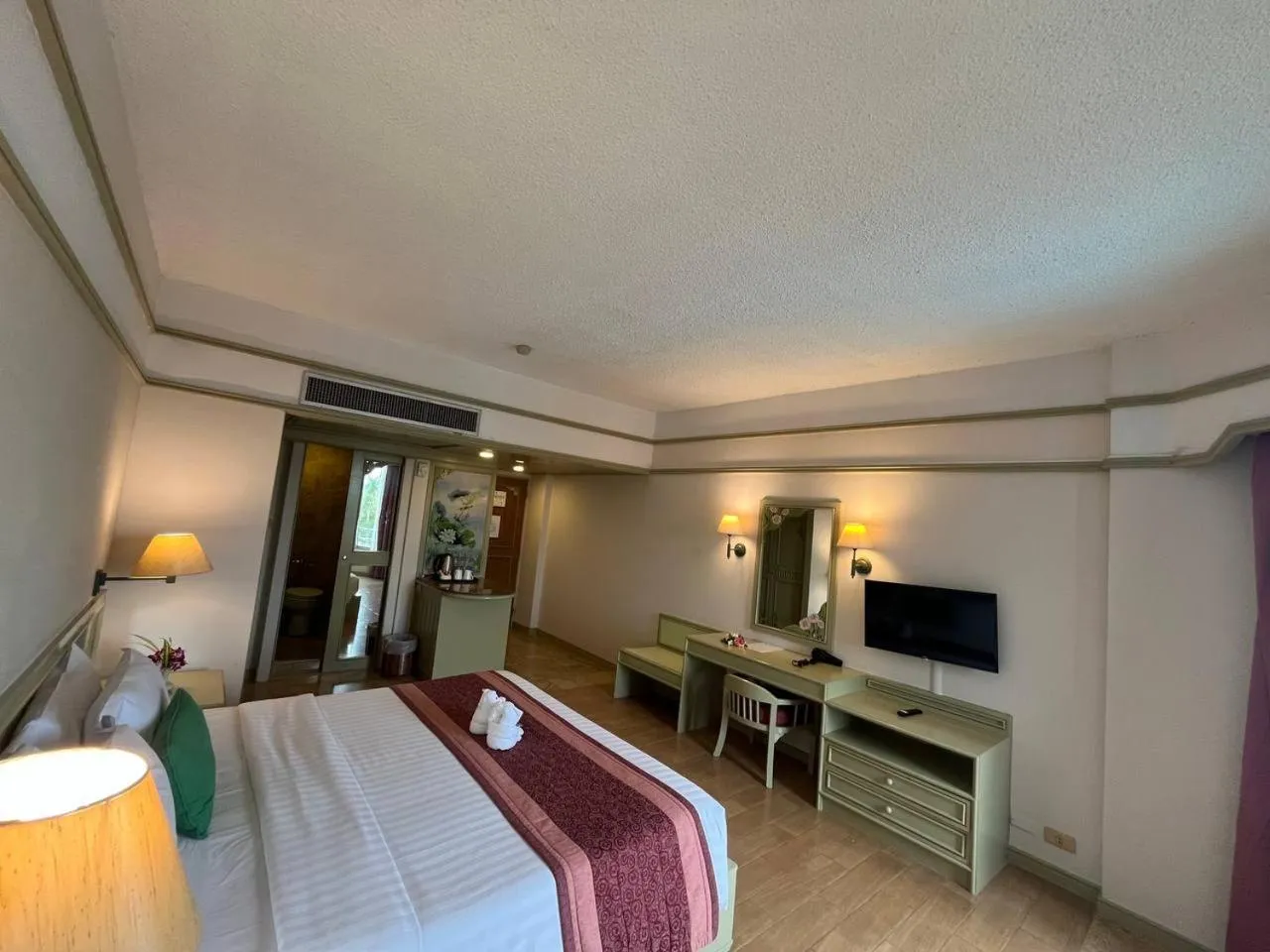 Wave Room in Cholchan Pattaya Beach Resort - SHA Extra Plus