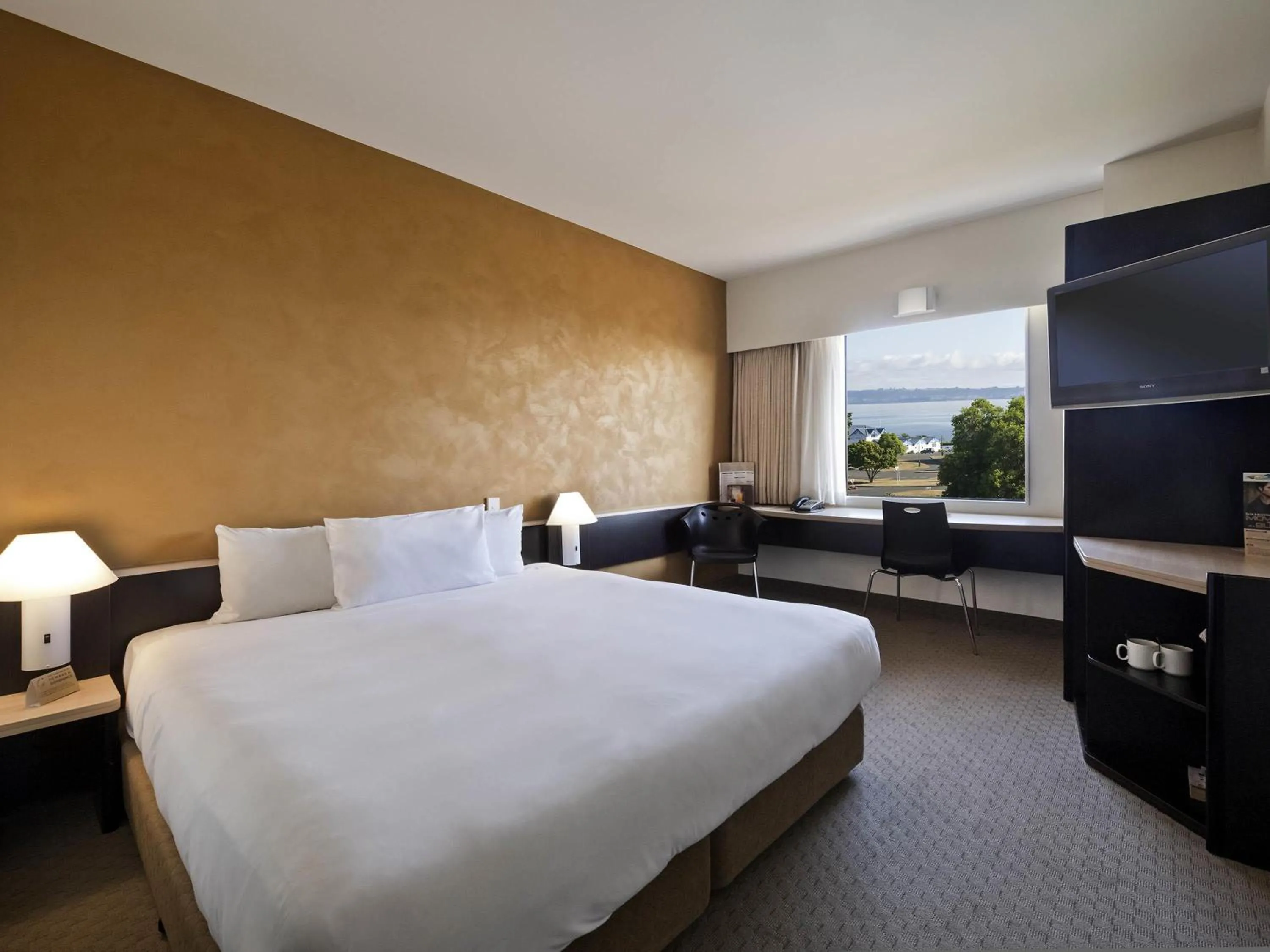 King Room with City View in ibis Rotorua
