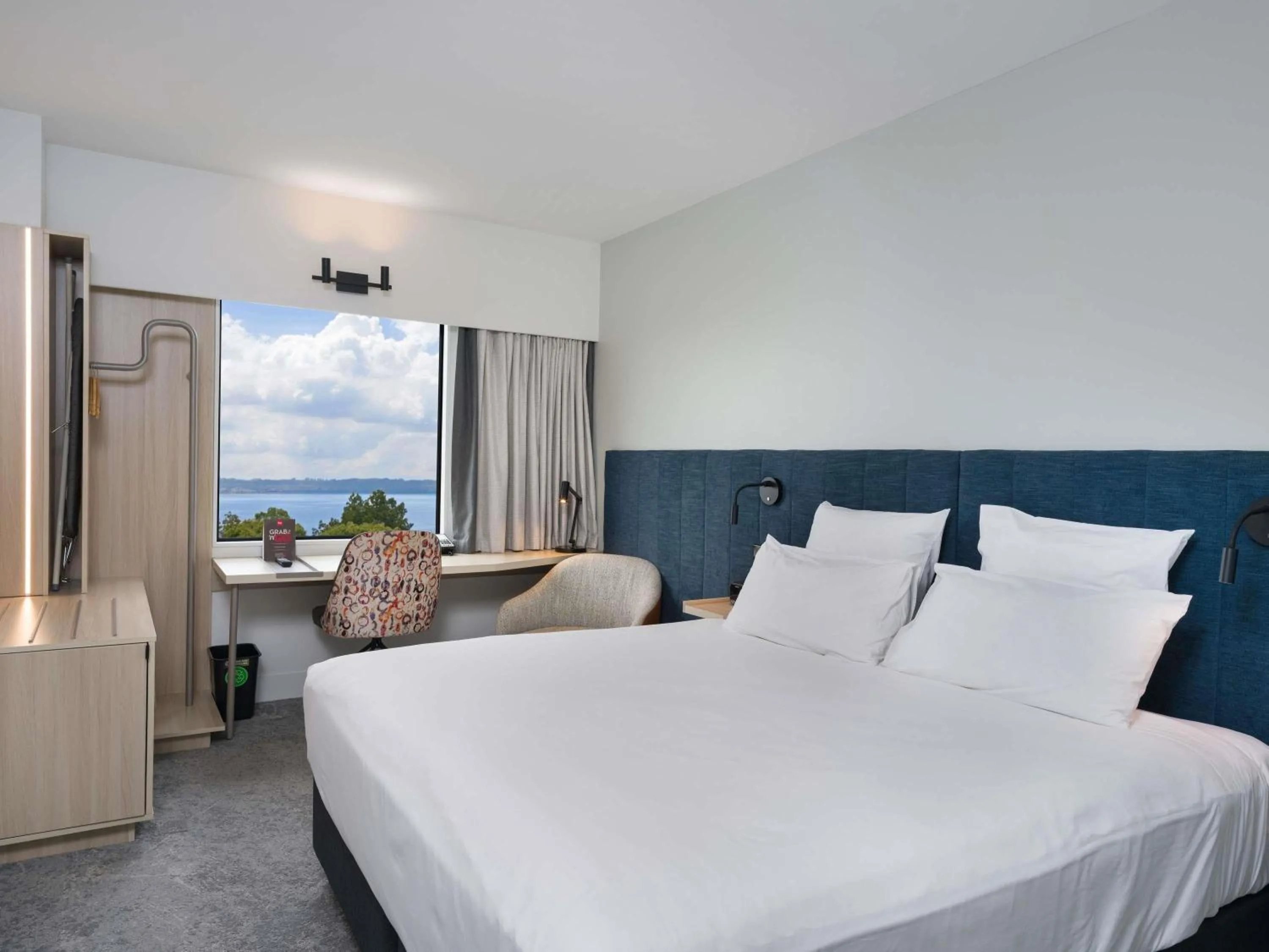 King Room with Lake View in ibis Rotorua