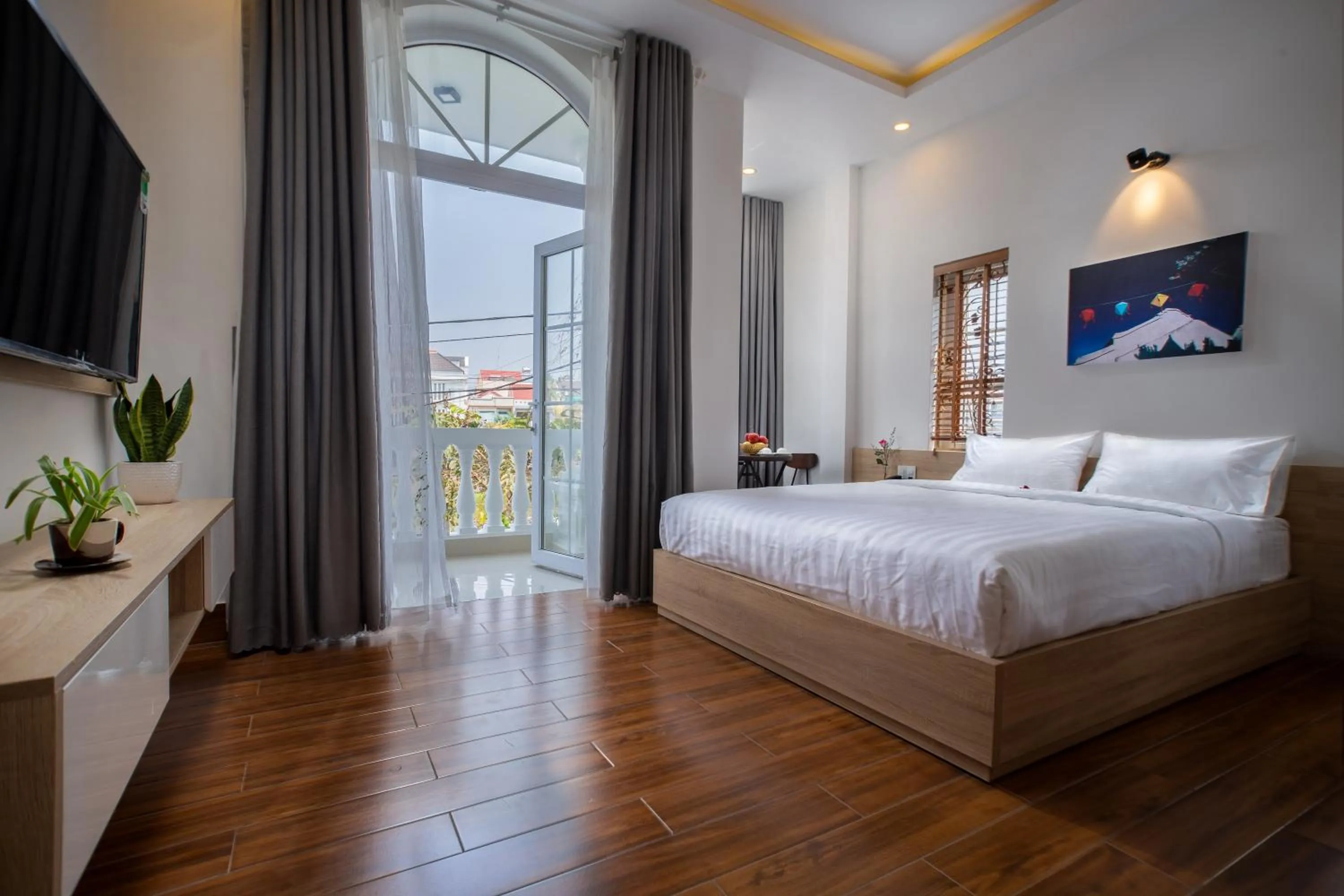 King Room with Balcony in Truc Loc Villa