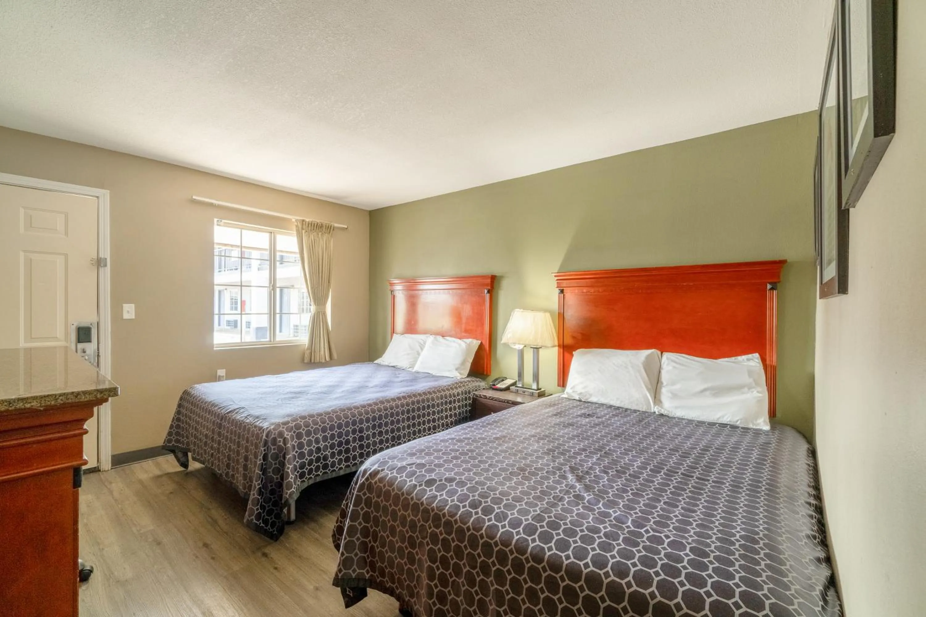 2 Queen Beds Smoking in Deluxe Inn & Suites By OYO Miami OK