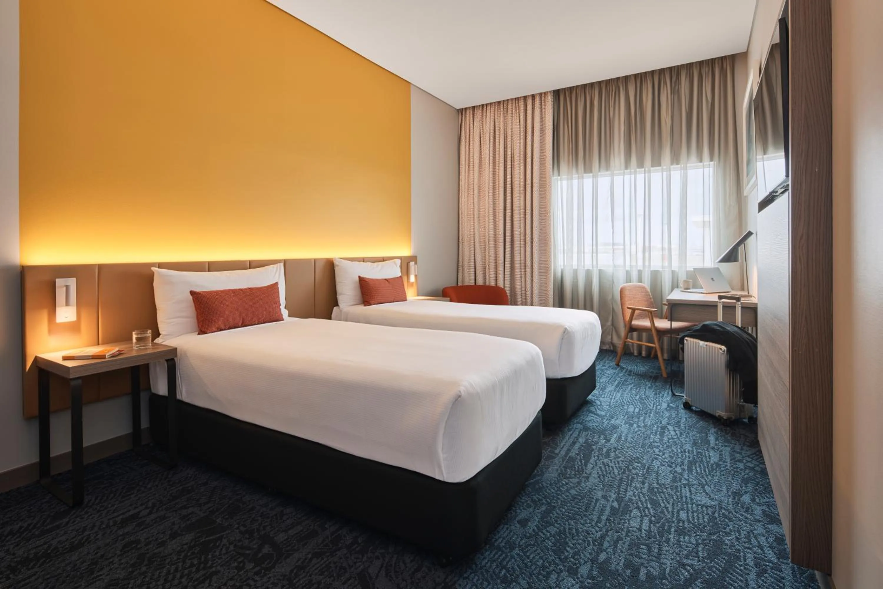 Deluxe Twin Room in Rydges Sydney Airport Hotel