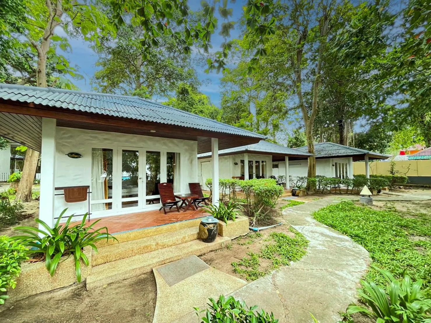 Poolside Cottage in Vongdeuan Resort
