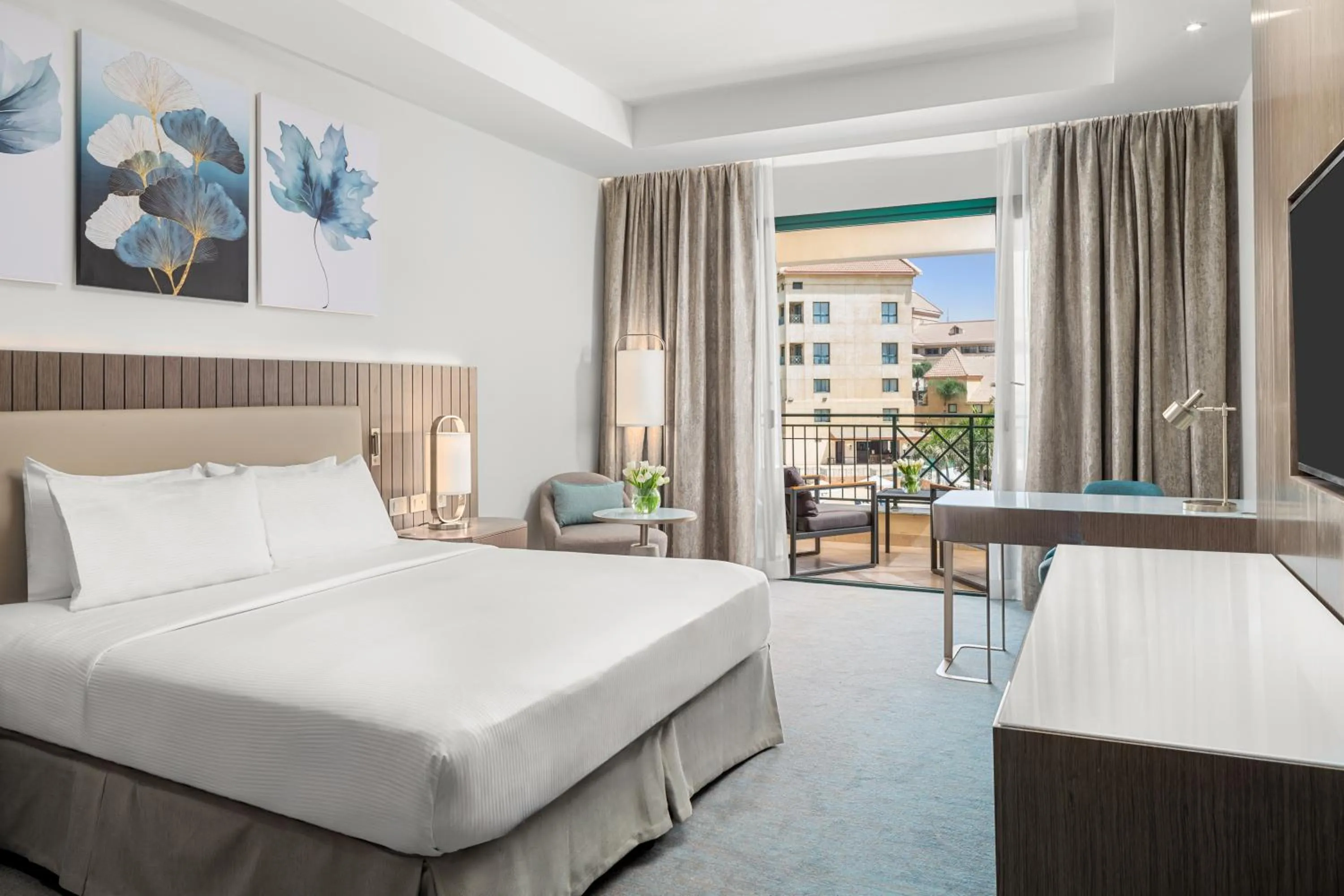 Superior King Room with pool in Hilton Pyramids Golf