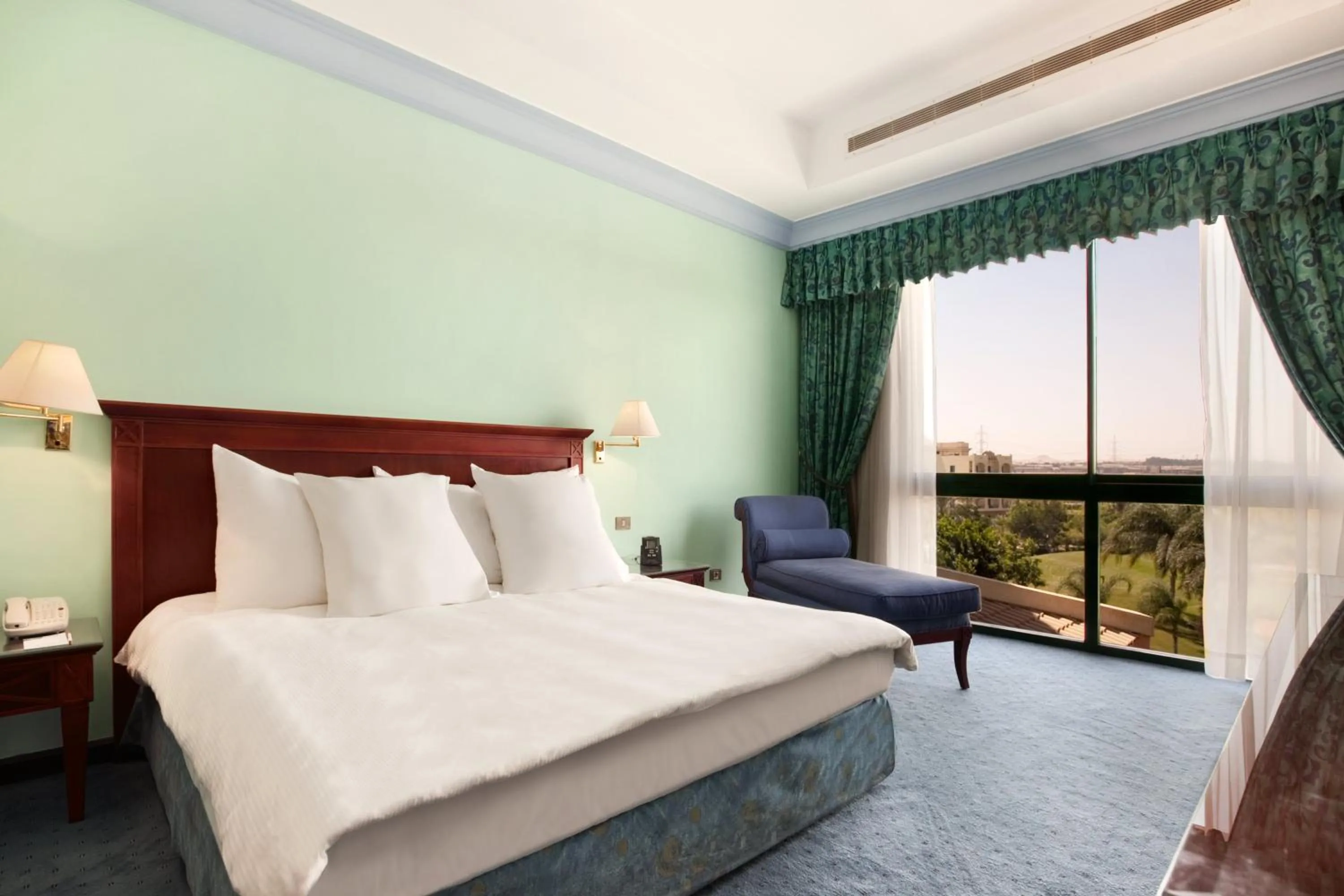 Deluxe King Room with Kitchenette in Hilton Pyramids Golf