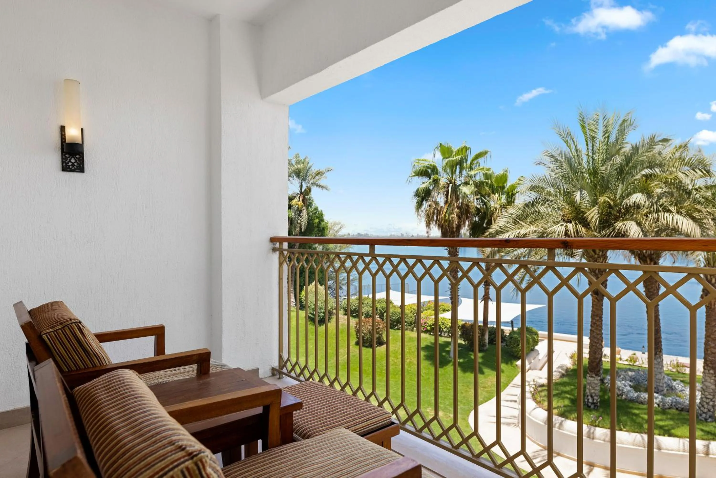 Deluxe Room King Bed in Hilton Luxor Resort & Spa