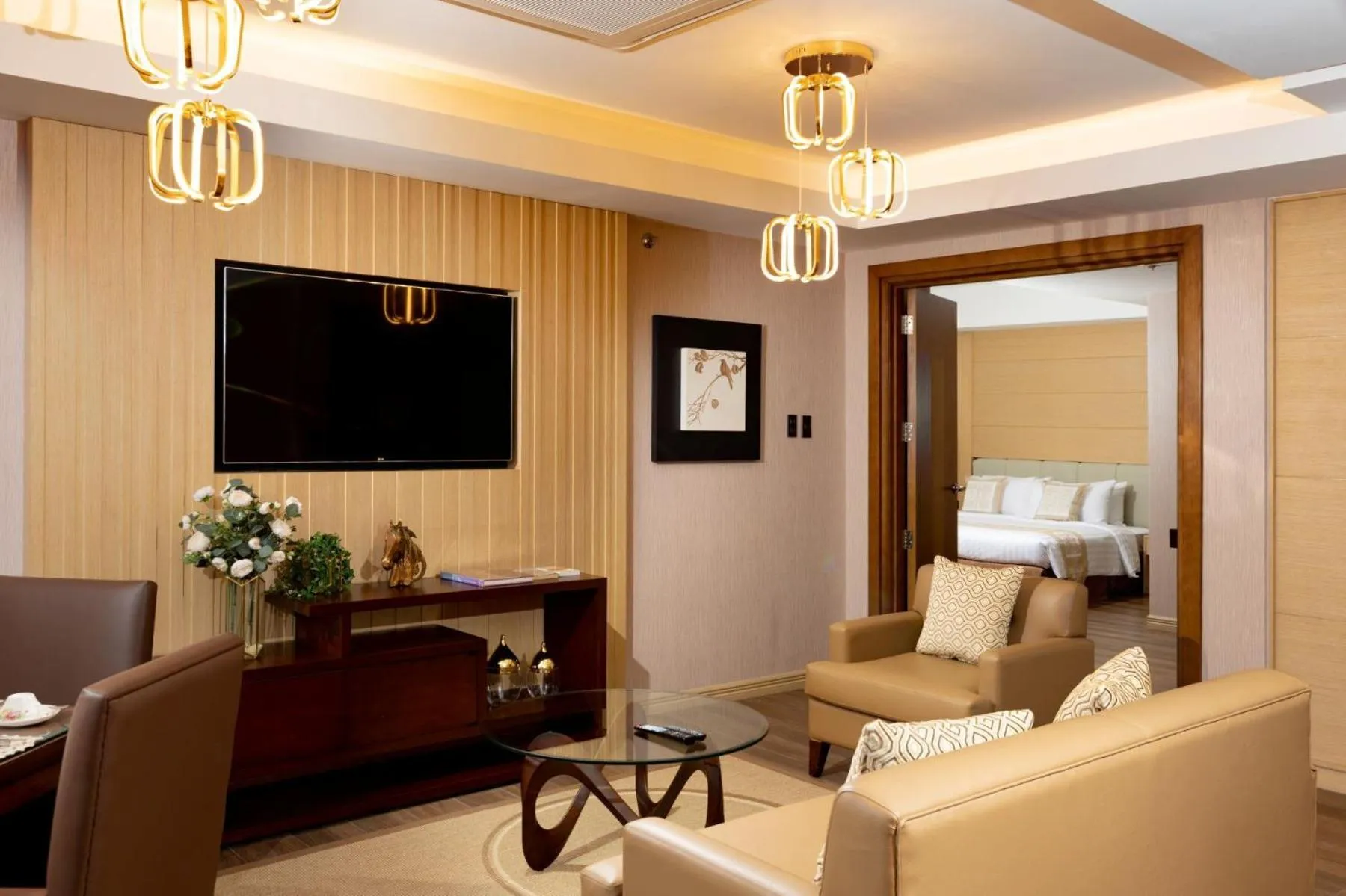 One-Bedroom Executive King Suite with Bath Tub - Non-Smoking in Best Western Plus Metro Clark