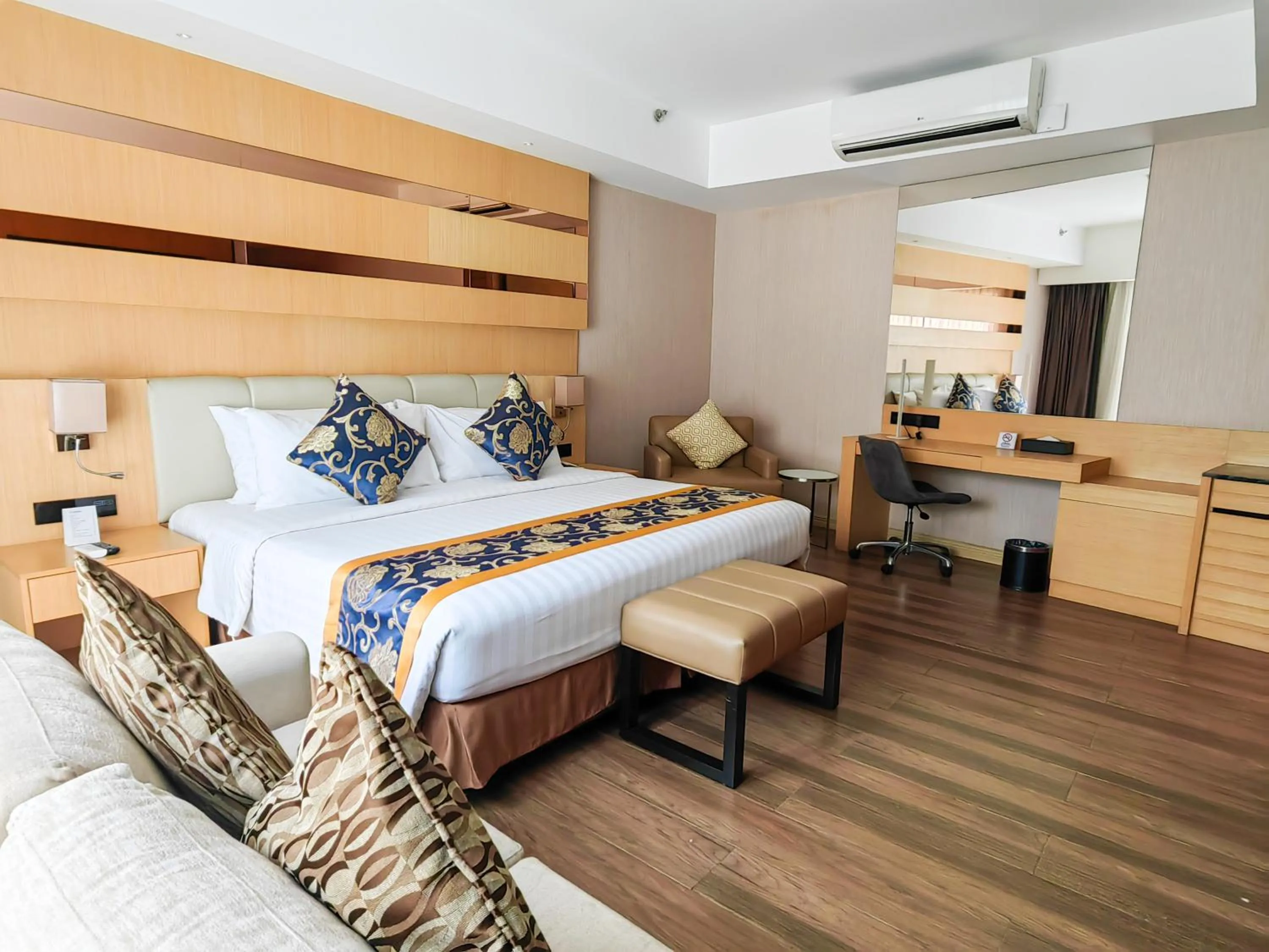 Superior King Room in Best Western Plus Metro Clark