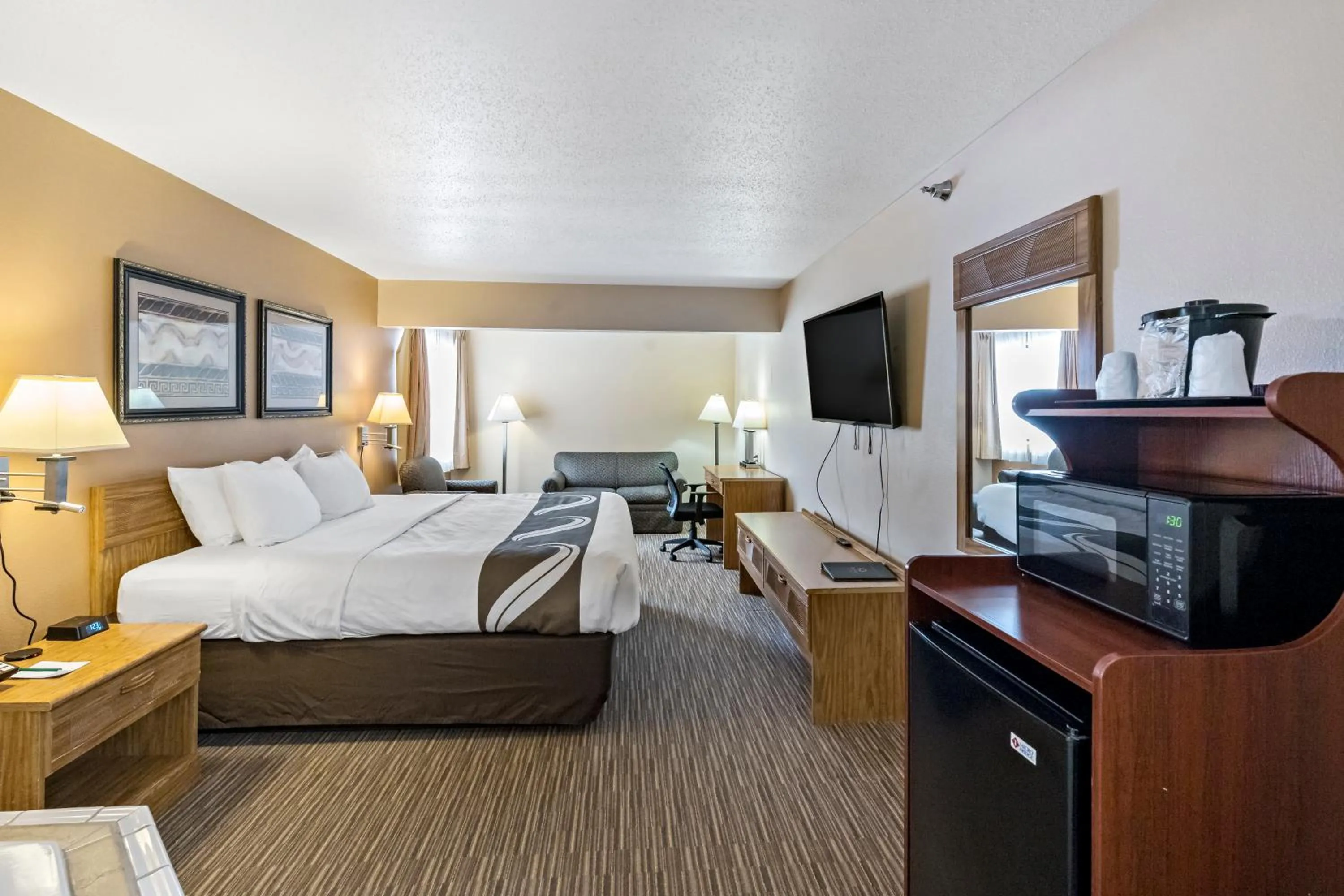 King Suite with Whirlpool - Non-Smoking in Quality Inn - Storm Lake