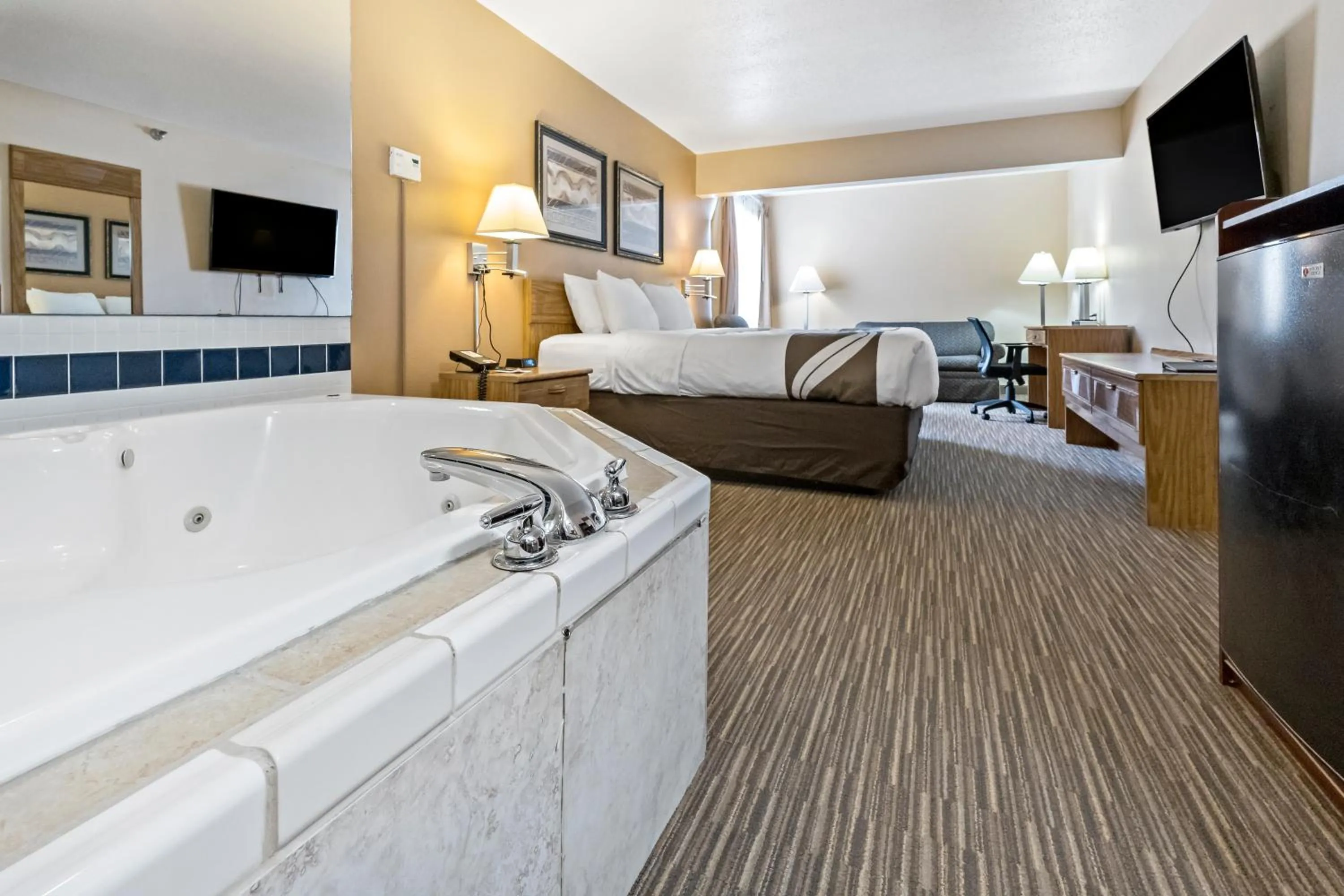King Suite with Whirlpool - Non-Smoking in Quality Inn - Storm Lake