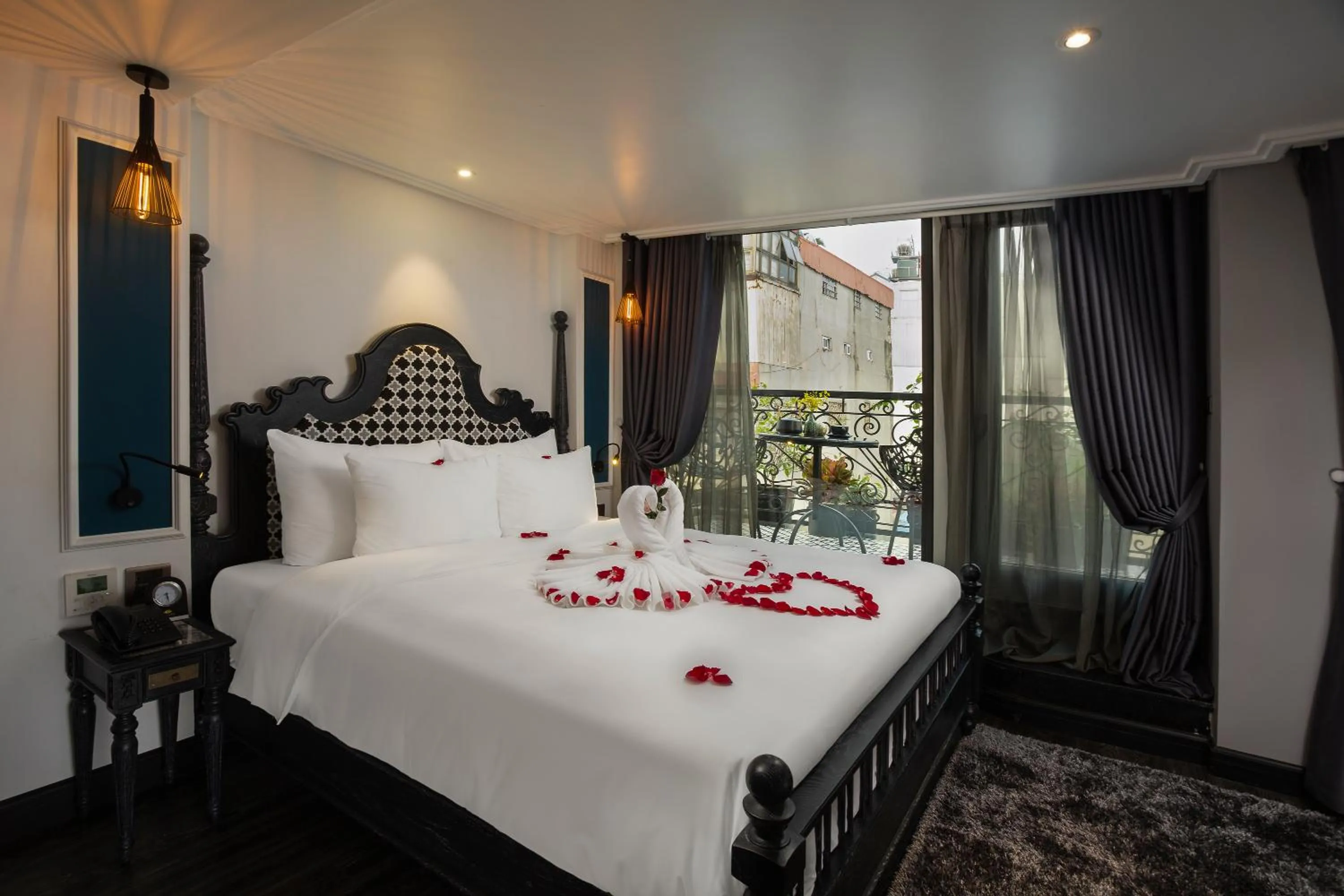 Honeymoon Double Room with City View in Hanoi Esplendor Hotel and Spa