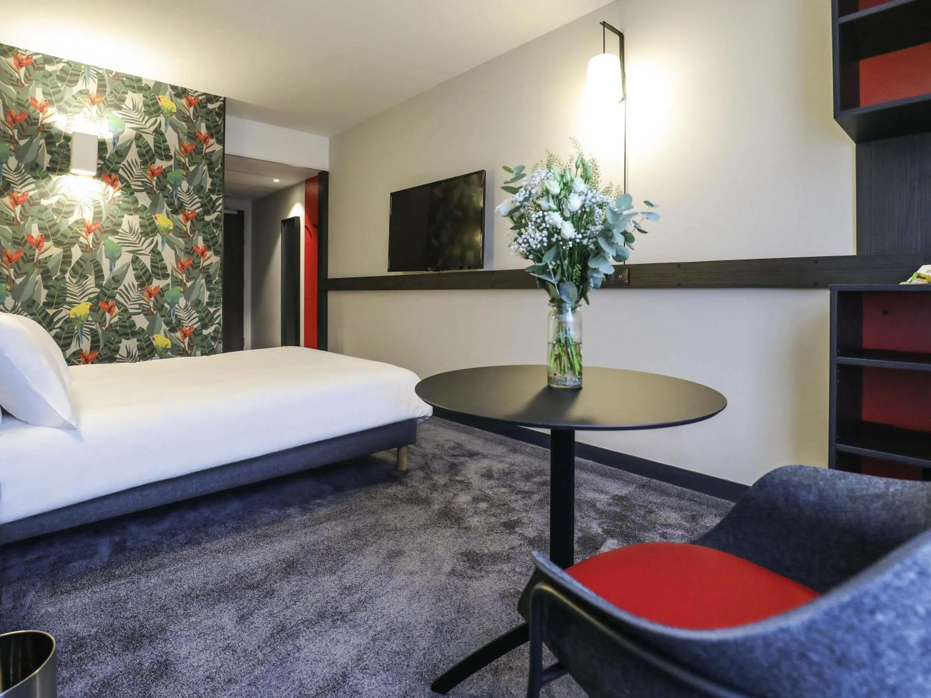 Standard Twin Room in ibis Styles Puteaux Paris La Defense