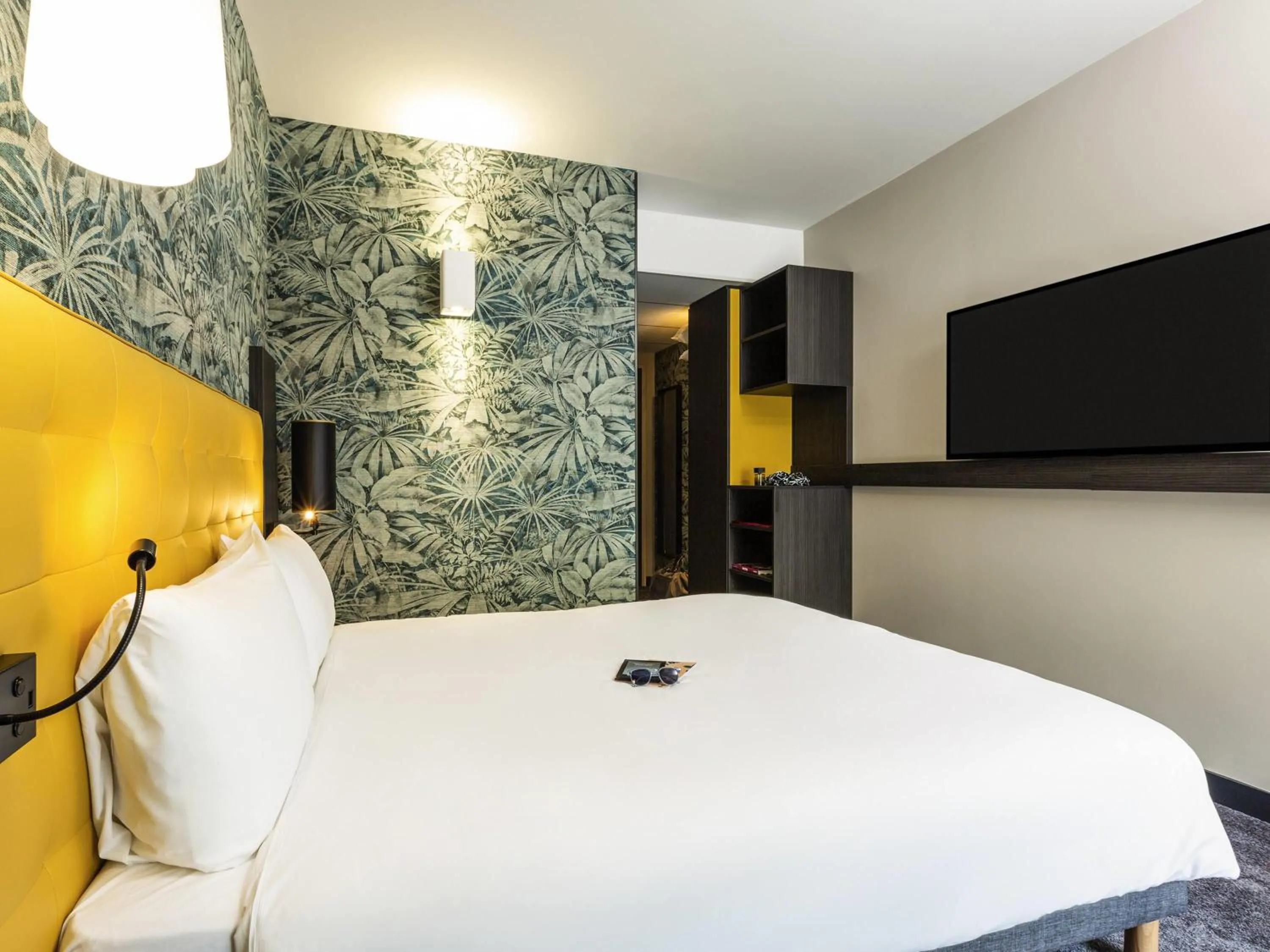 Family Room with Sofa in ibis Styles Puteaux Paris La Defense