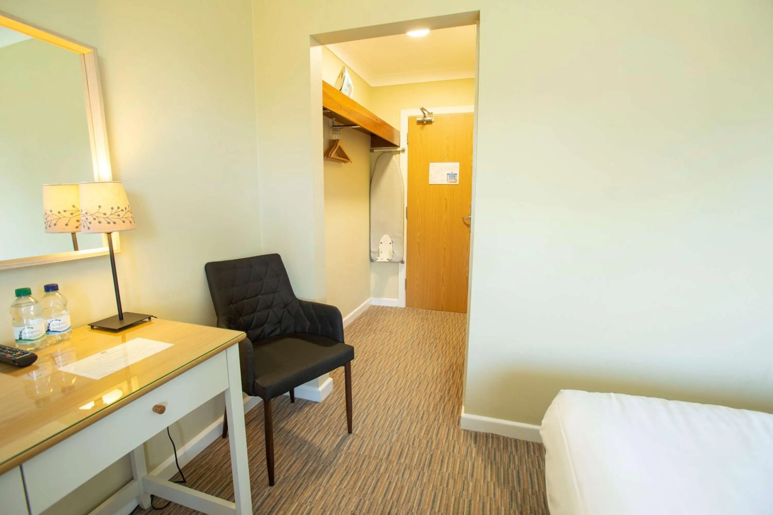 Riverside King Room in The Bridge House; BW Signature Collection