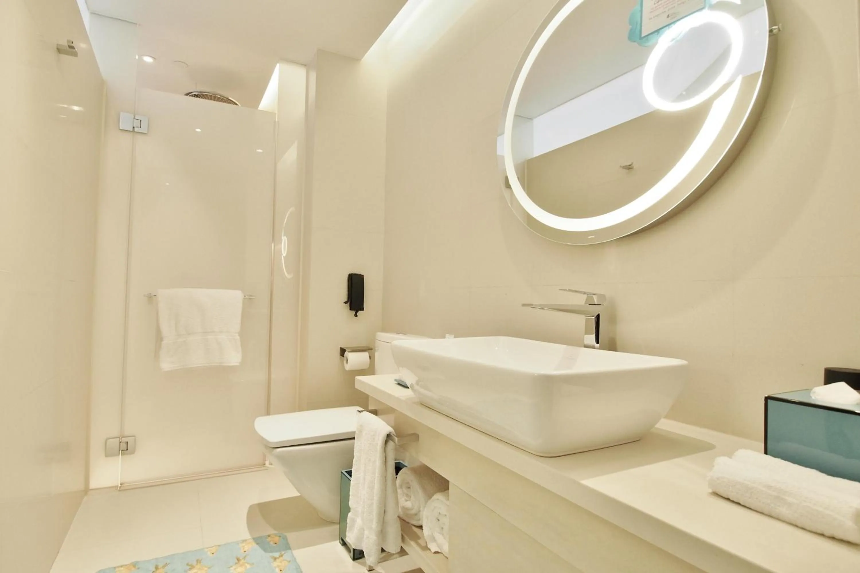 Standard Twin Room in Hotel Indigo Hong Kong Island by IHG