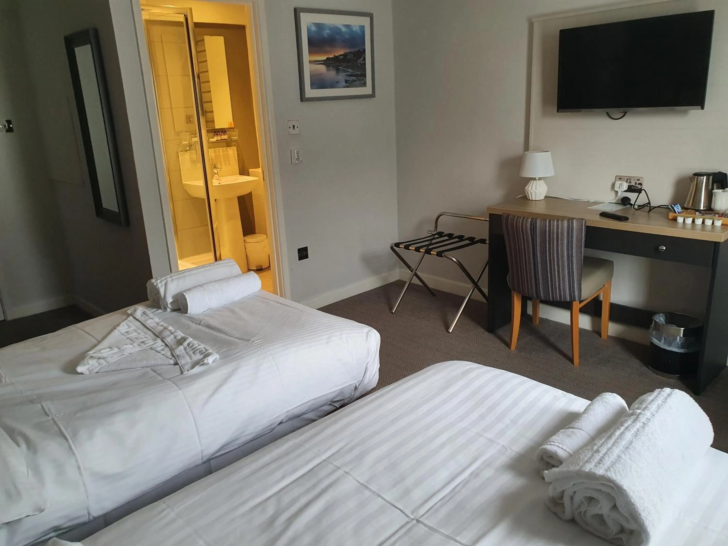 Twin Room in Ship and Castle Hotel