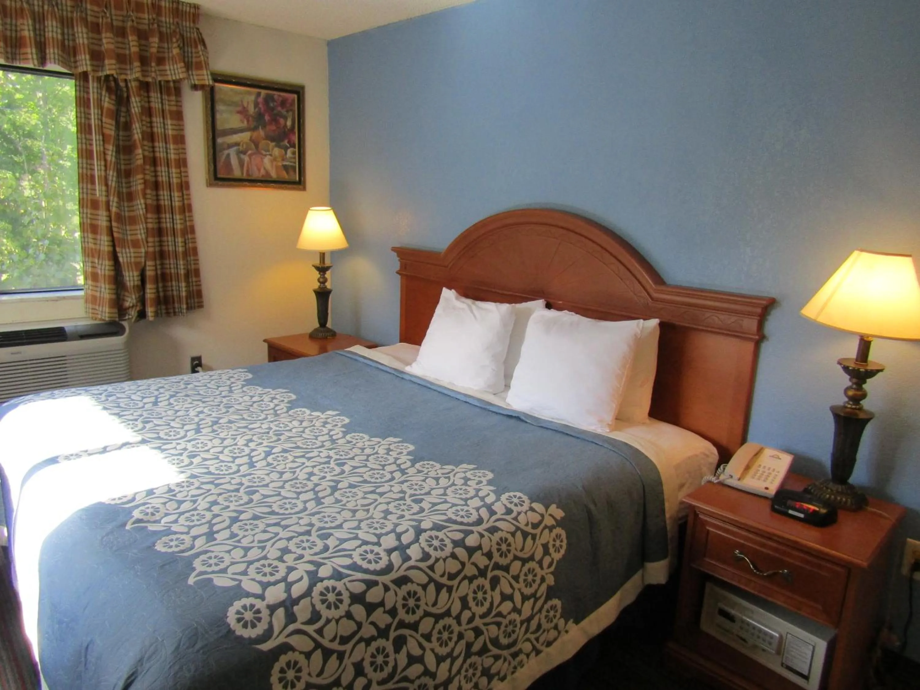 King Room - First Floor/Non-Smoking in Days Inn by Wyndham Runnemede Philadelphia Area