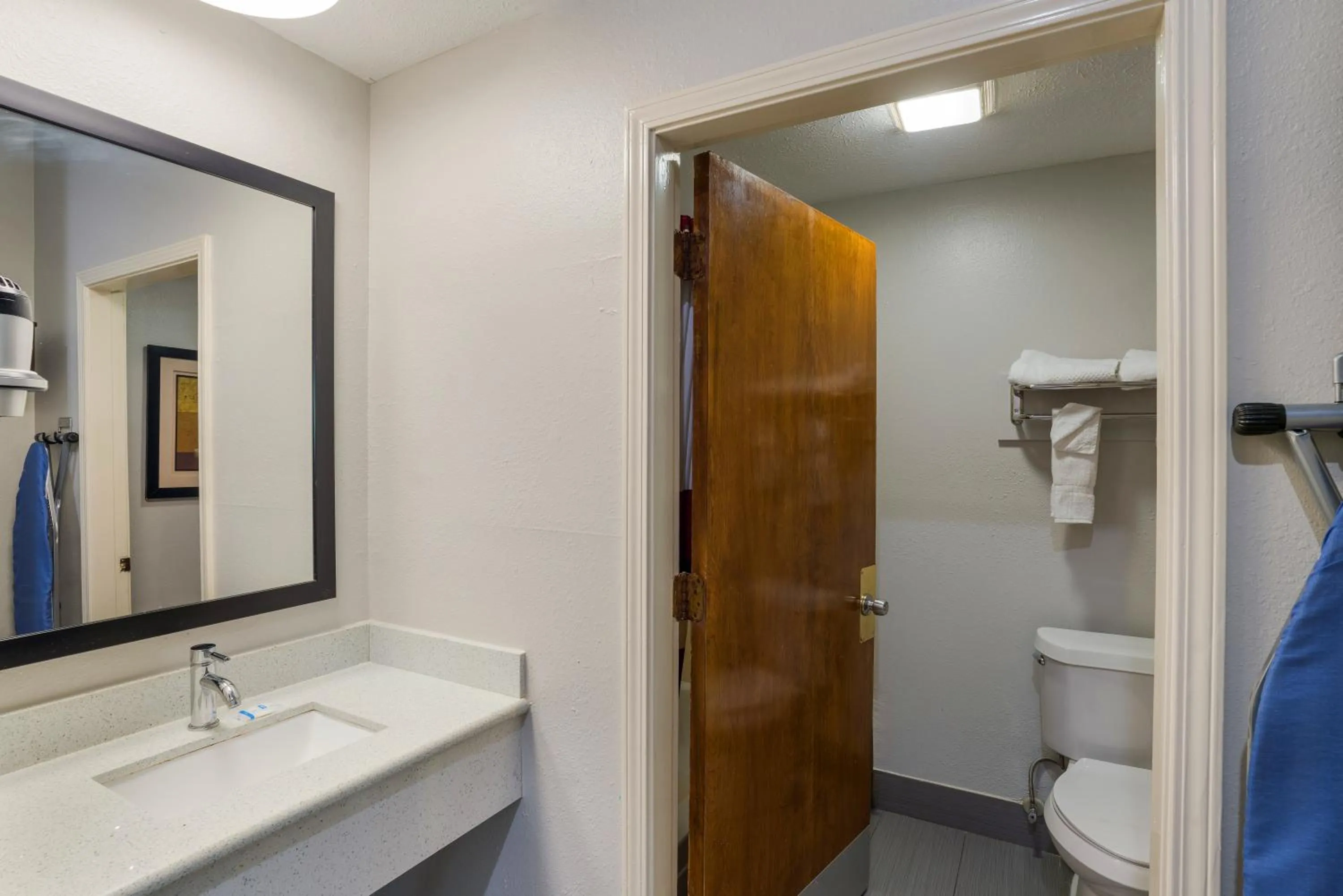 King Room - Non Smoking/Interior Hall in Rodeway Inn