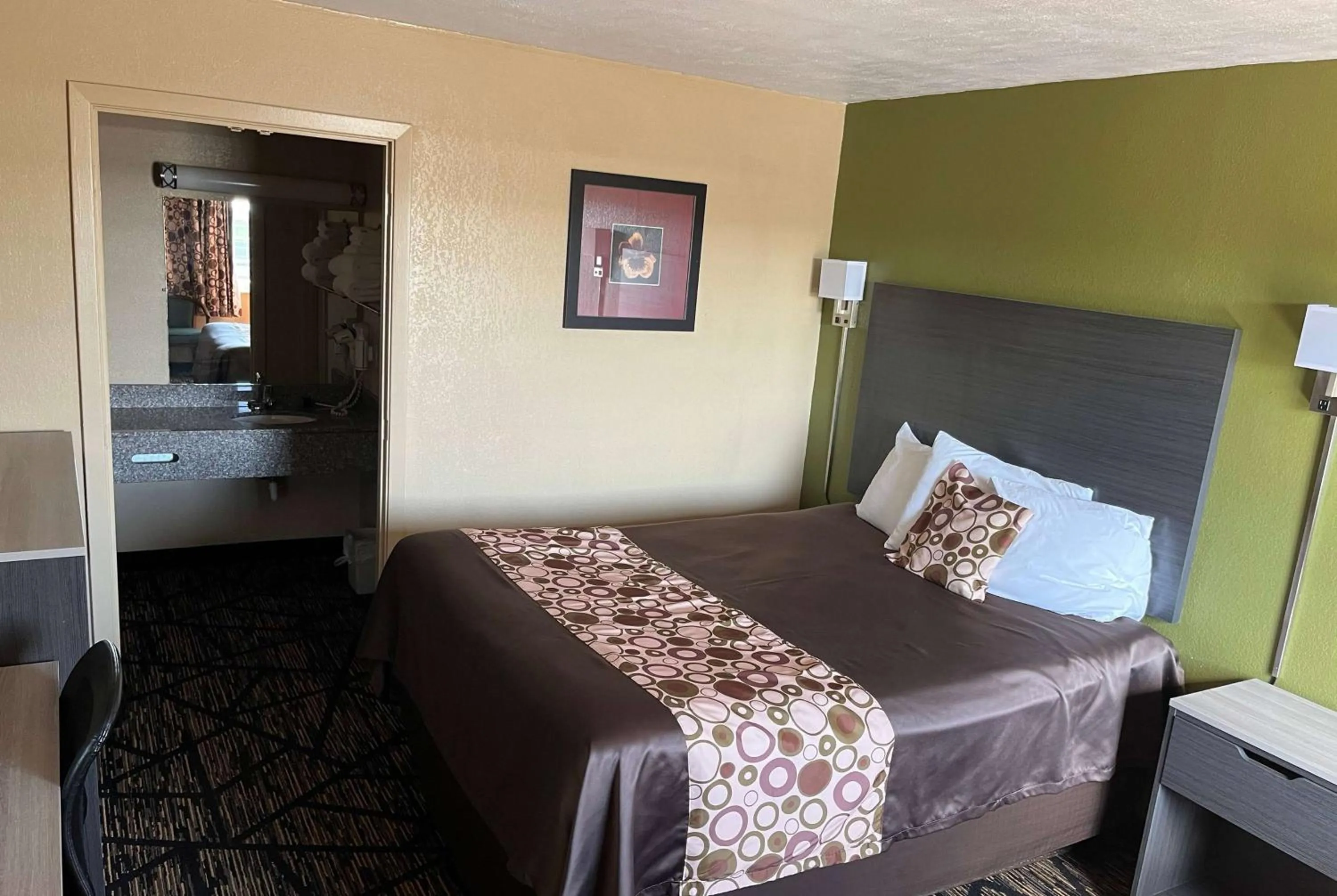 Queen Room - Non-Smoking in Travelodge by Wyndham Mansfield