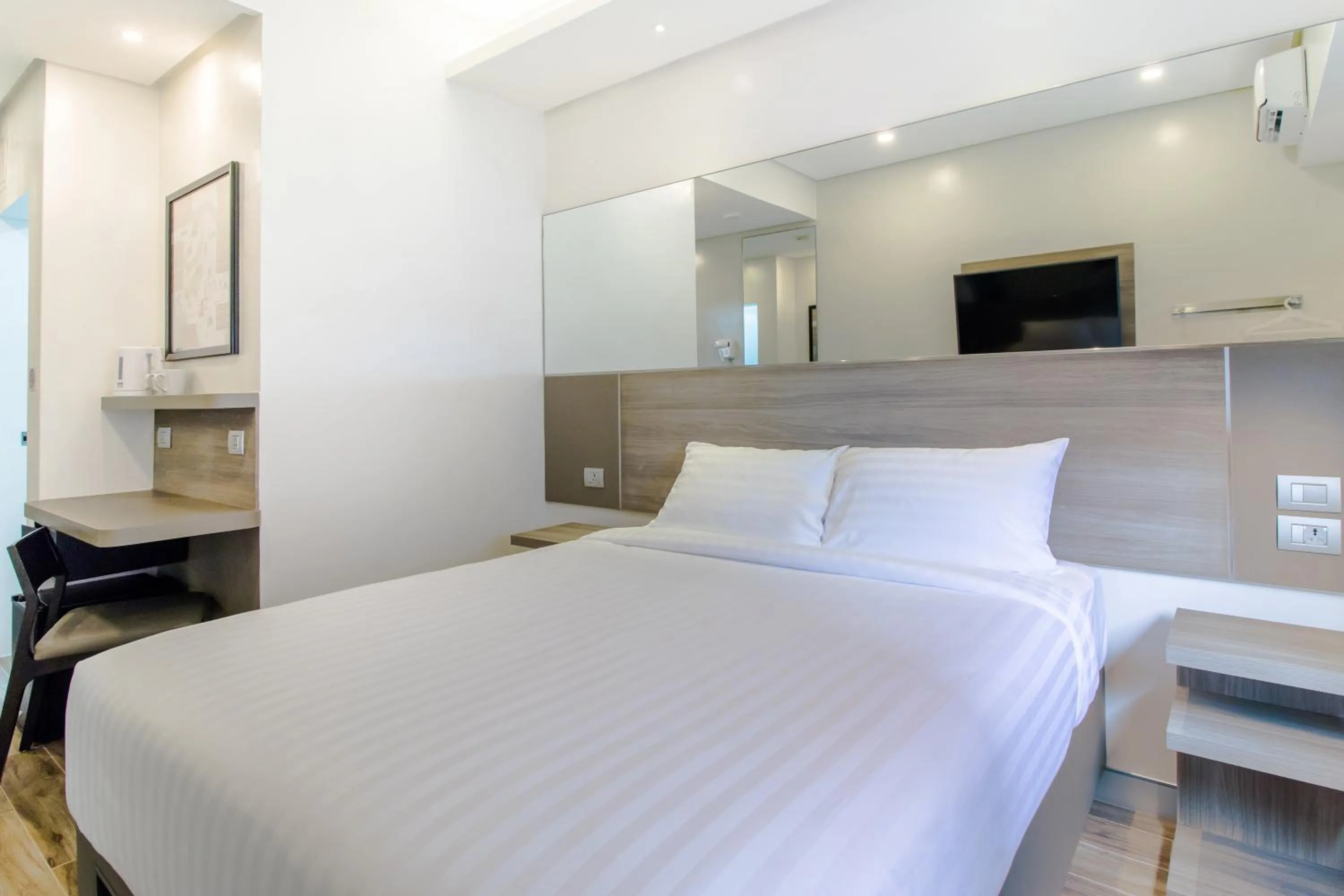 Double Room in Red Planet BGC The Fort